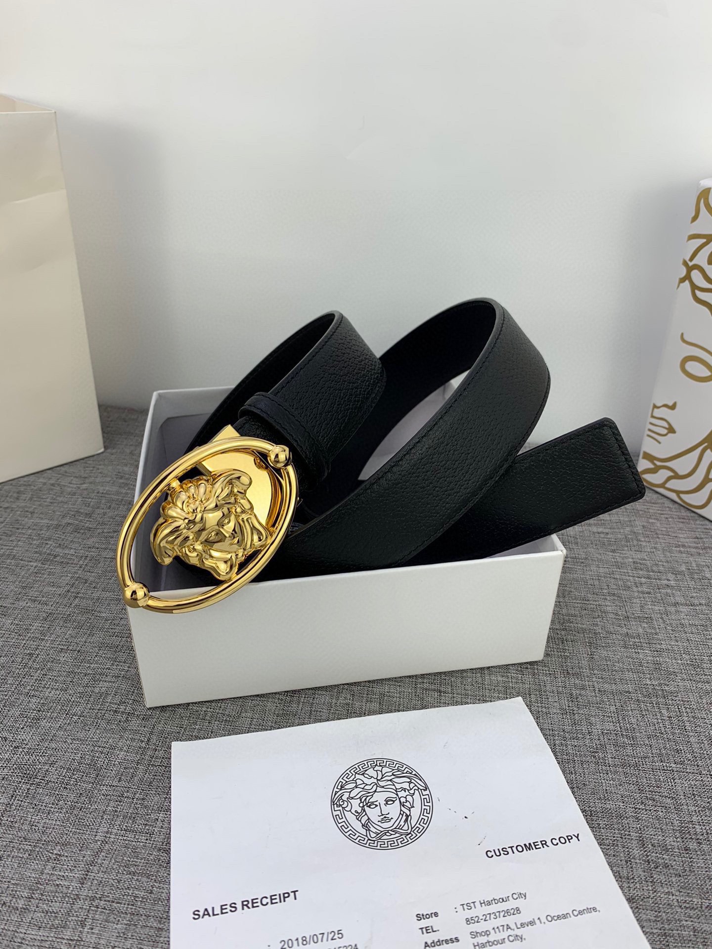 宽度4.0cmVERSACE范思哲这款柔软头层皮饰带搭配一枚椭圆形美杜莎带扣腰带饰有一枚金属圈环宛如点睛