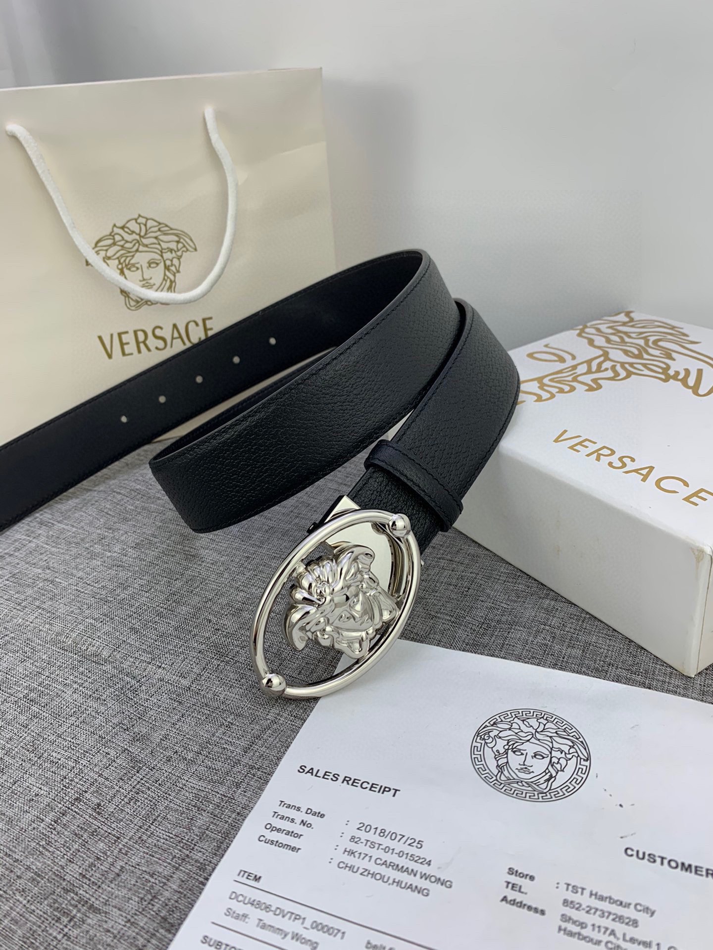 宽度4.0cmVERSACE范思哲这款柔软头层皮饰带搭配一枚椭圆形美杜莎带扣腰带饰有一枚金属圈环宛如点睛