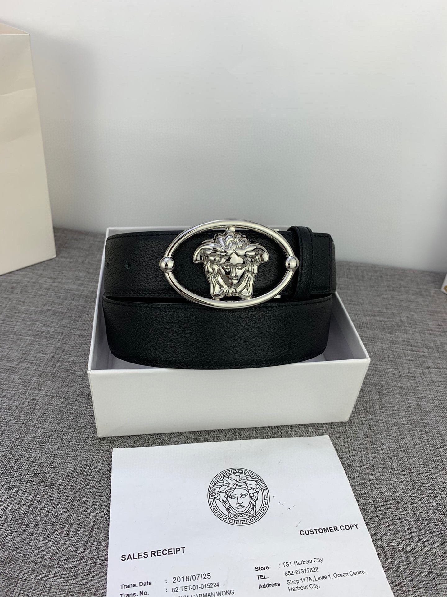 宽度4.0cmVERSACE范思哲这款柔软头层皮饰带搭配一枚椭圆形美杜莎带扣腰带饰有一枚金属圈环宛如点睛