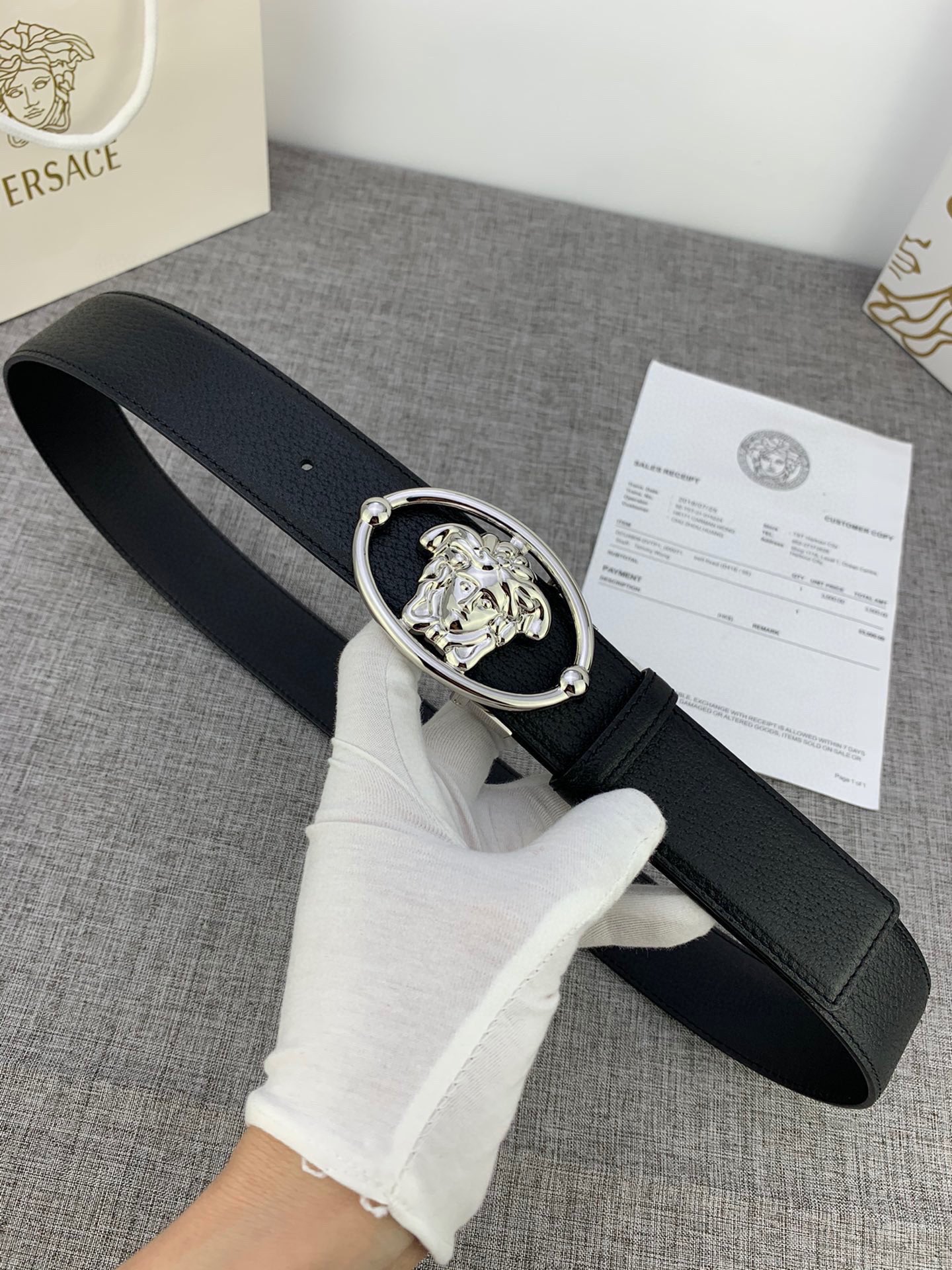 宽度4.0cmVERSACE范思哲这款柔软头层皮饰带搭配一枚椭圆形美杜莎带扣腰带饰有一枚金属圈环宛如点睛