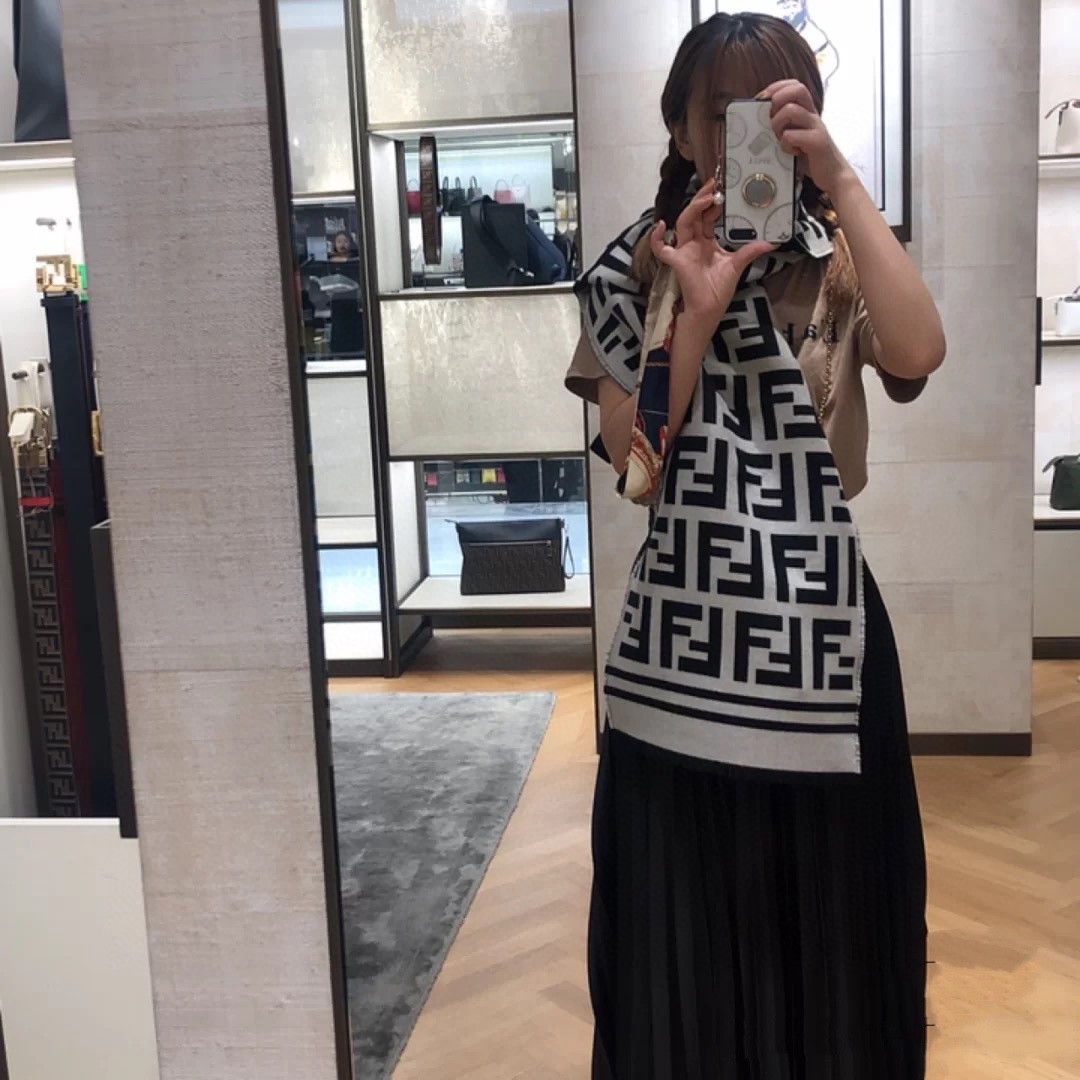 全网最火的围巾!!火到全球Fendi