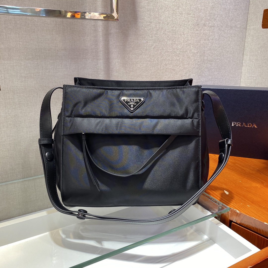 PRADA普拉达加衬尼龙新款邮差包1BC308