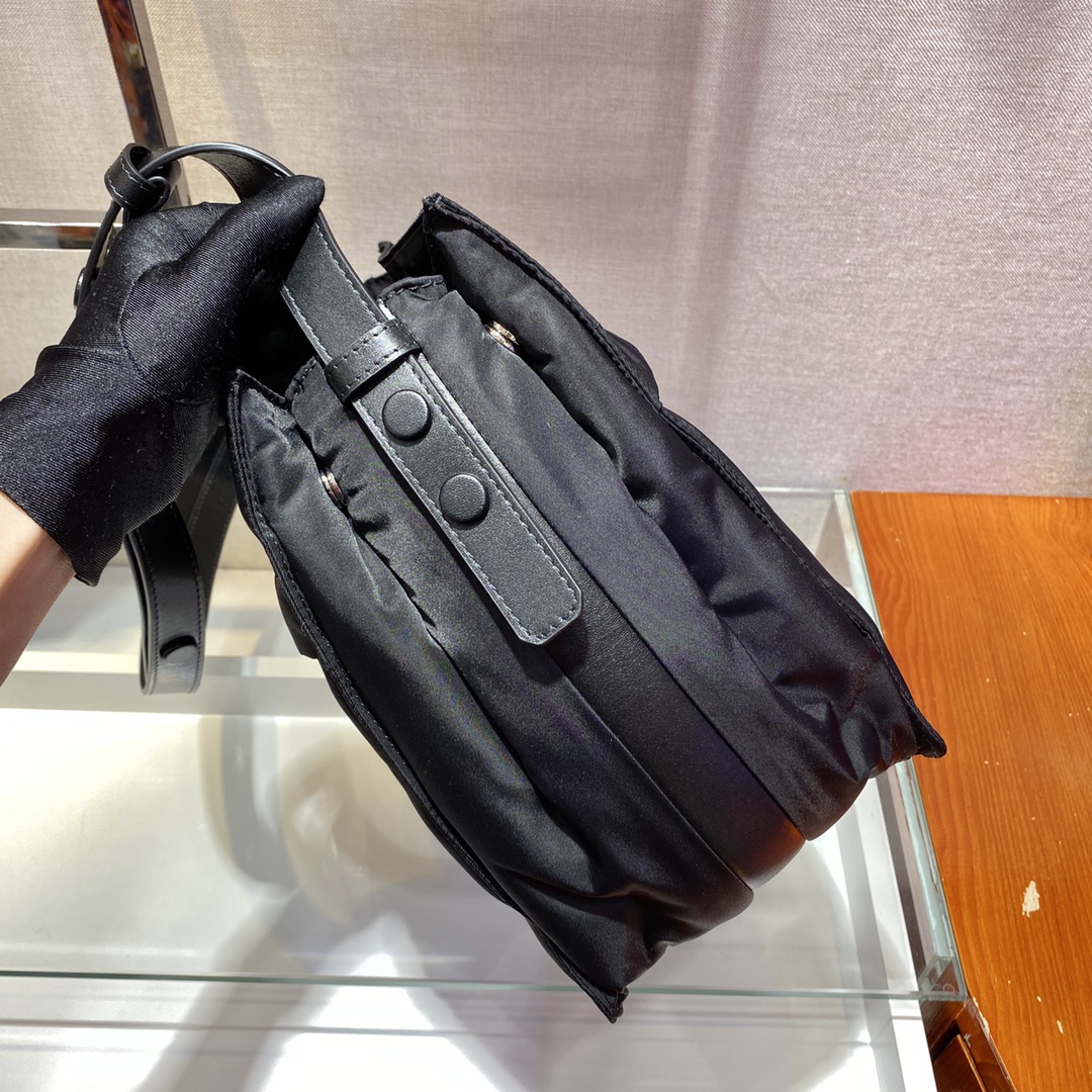 PRADA普拉达加衬尼龙新款邮差包1BC308