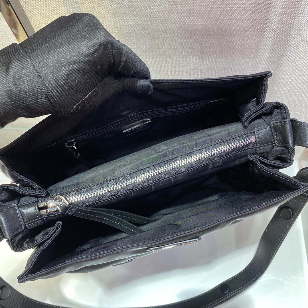 PRADA普拉达加衬尼龙新款邮差包1BC308