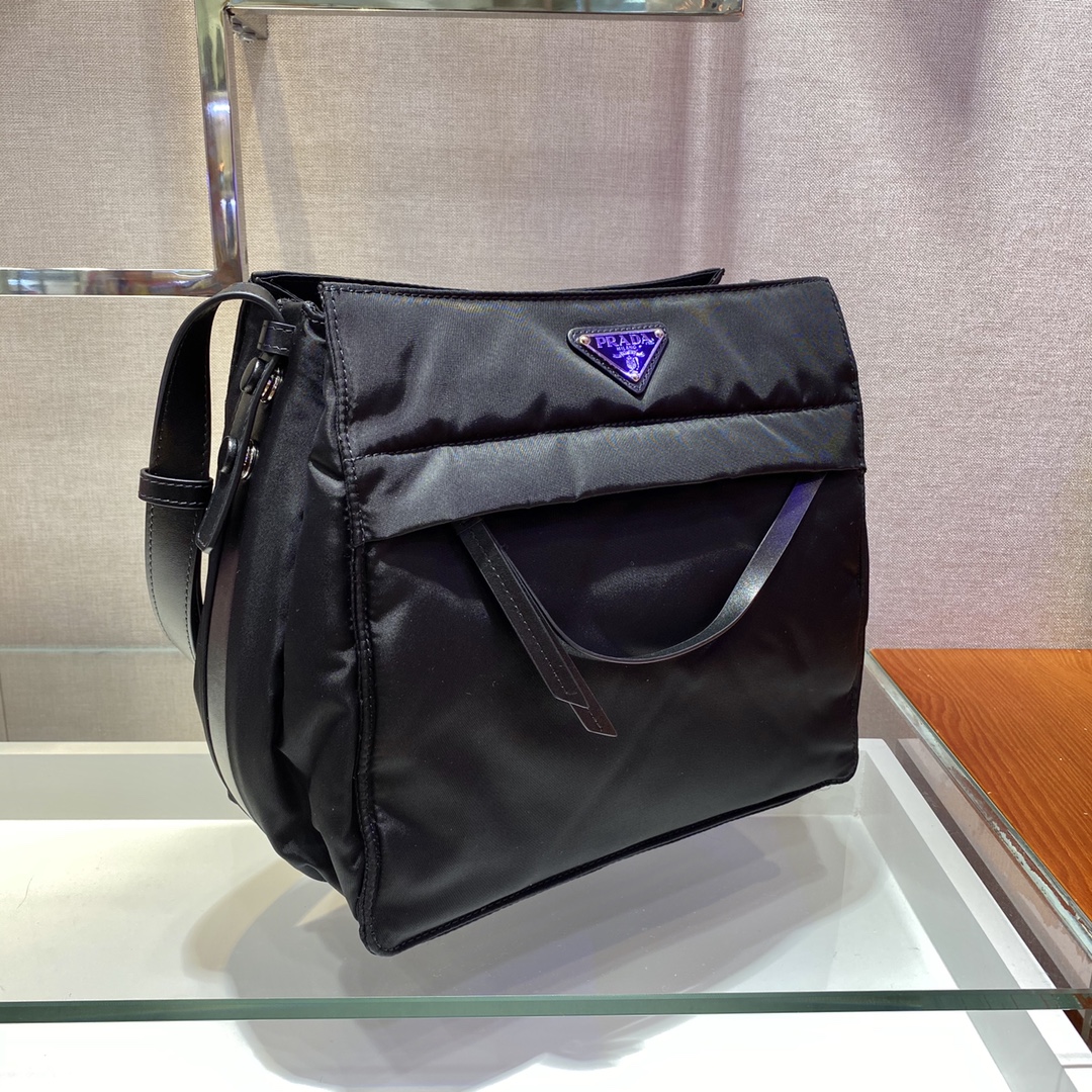 PRADA普拉达加衬尼龙新款邮差包1BC308