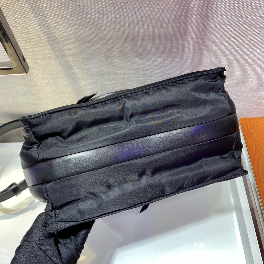 PRADA普拉达加衬尼龙新款邮差包1BC308
