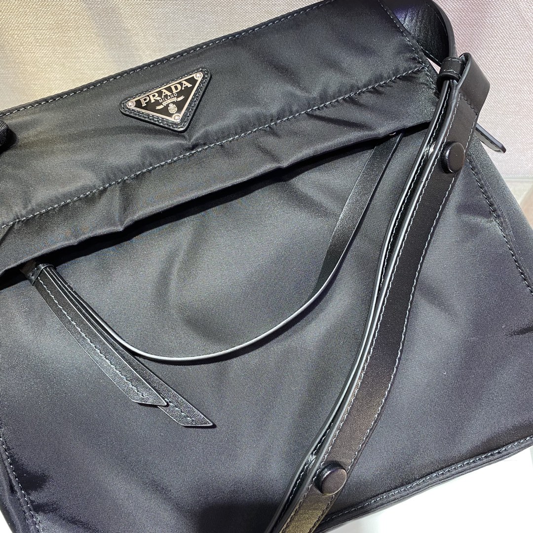 PRADA普拉达加衬尼龙新款邮差包1BC308