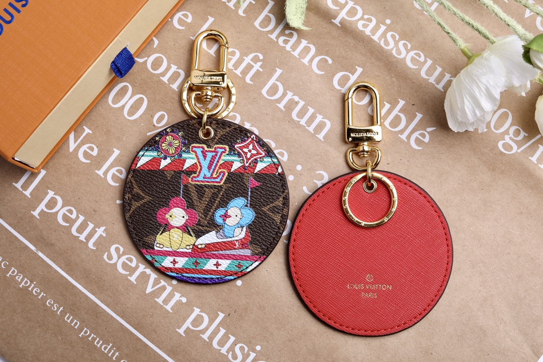 Vivienne Funfair Xmas Bag: Colorful Monogram Canvas Decoration with Mascots and Key Buttons - 图片 3