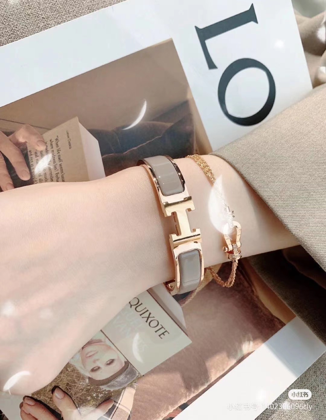 NO:101370,Hermes classic elephant gray enamel bracelet, goddess Ruby Lin, this H enamel bracelet is the most popular and classic series in the Hermes family. It is very easy to watch, simple and elegant!  After pure copper polishing, real electric vacuum plated 24k real gold, never colored, paired with enamel gauze, size 17 inches, 19 inches, Hermes bracelet, hermes, bracelet19860909爱马仕经典大象灰珐琅手镯,女神林心如同款 这款H珐彩琅手镯是算爱马仕族家中最火最典经的系列了,非好常看,简约大气！纯打铜磨抛光后 真电空镀24k真金,永掉不色 配上珐彩琅的光 尺寸17寸、19寸,爱马仕手镯,hermes,bracelet,Jewelry