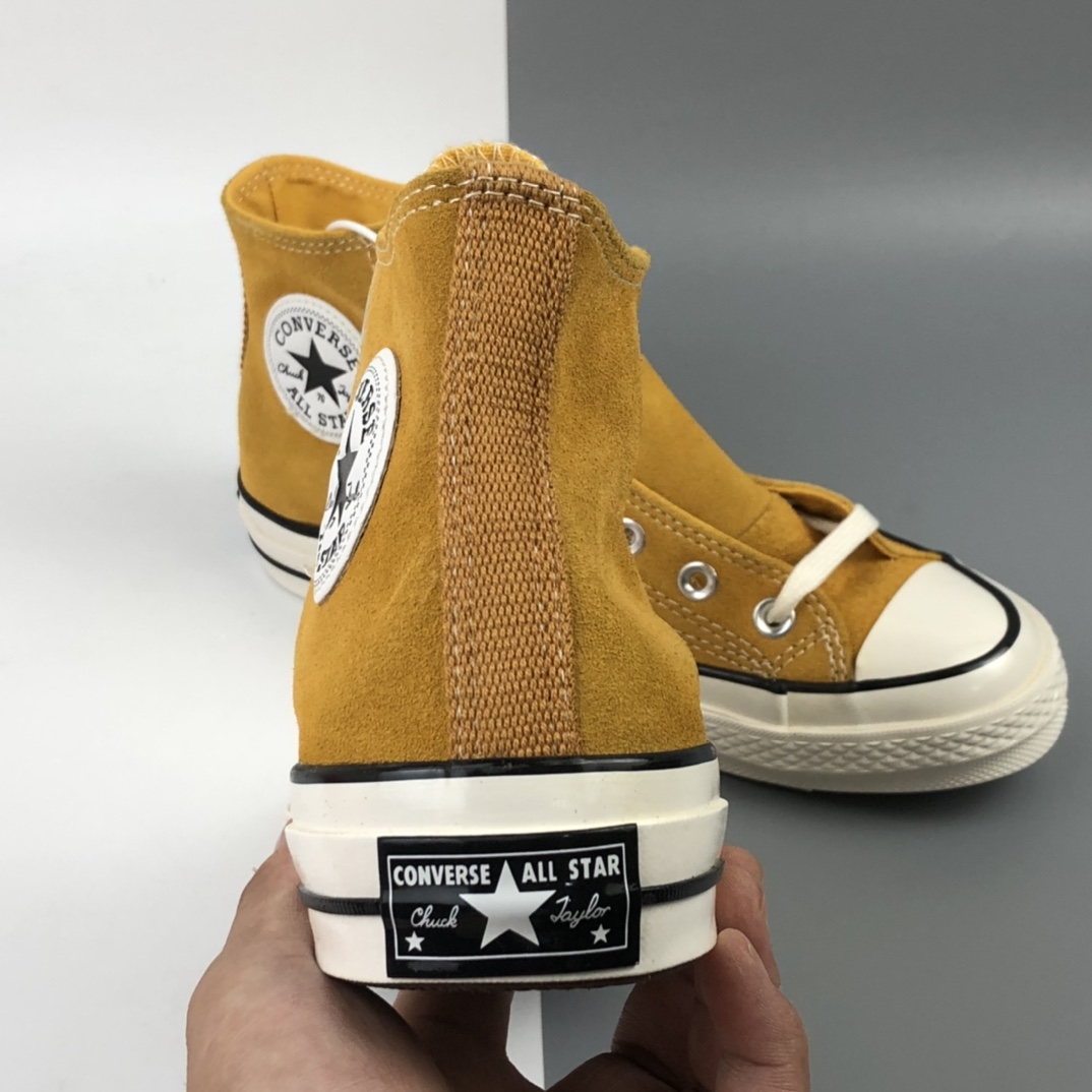 140 Converse Chuck 70s 匡威麂皮绒毛高帮 166220C贴合了季节的需要 让Converse爱好者在冬天也依旧能展现自己的穿搭风采 成为每个人展现自我风格和个性之选 尺码：35 36 36.5 37 37.5 38 39 39.5 40 41 41.5 42 42.5 43 44