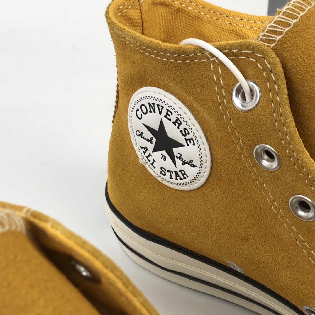 140 Converse Chuck 70s 匡威麂皮绒毛高帮 166220C贴合了季节的需要 让Converse爱好者在冬天也依旧能展现自己的穿搭风采 成为每个人展现自我风格和个性之选 尺码：35 36 36.5 37 37.5 38 39 39.5 40 41 41.5 42 42.5 43 44