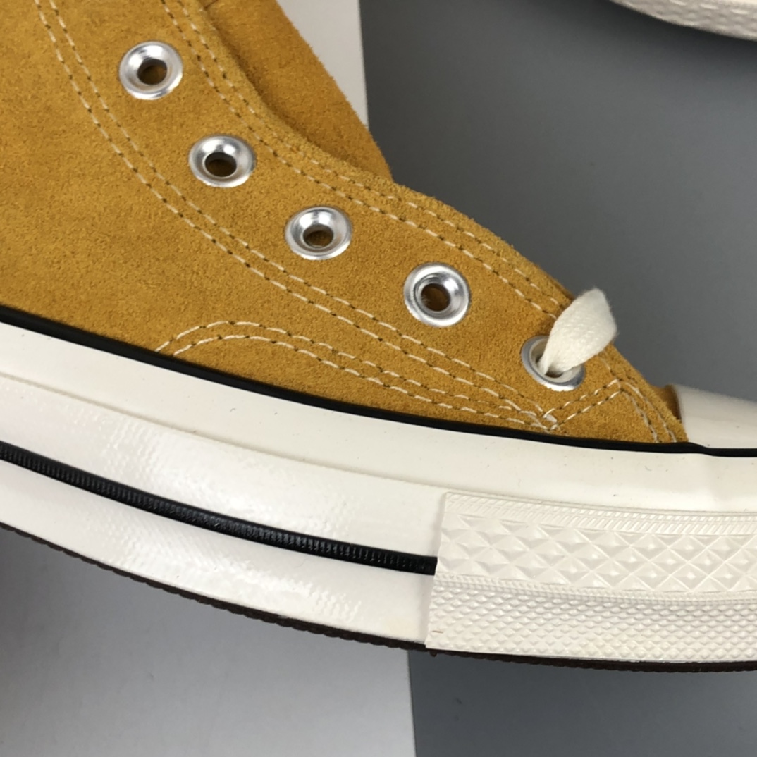 140 Converse Chuck 70s 匡威麂皮绒毛高帮 166220C贴合了季节的需要 让Converse爱好者在冬天也依旧能展现自己的穿搭风采 成为每个人展现自我风格和个性之选 尺码：35 36 36.5 37 37.5 38 39 39.5 40 41 41.5 42 42.5 43 44