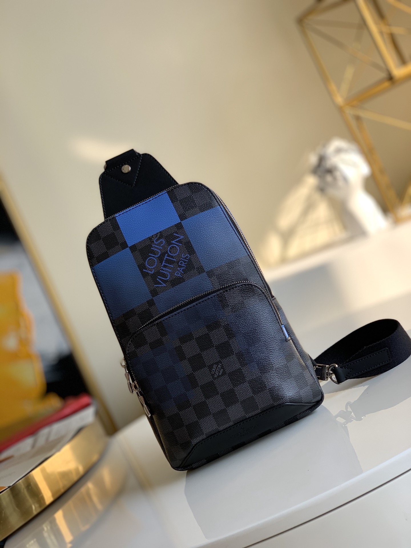 NO:396225,【Exclusive real photo N40403】Blue AVENUE shoulder bag This Avenue shoulder bag is made of Damier Graphite Giant canvas with subtle gradient colors, black grid black leather large plaid silk-print men's waist bag oo[handshake][handshake] with flexible and adjustable shoulder straps, which can be carried comfortably on the left and right, achieving the light storage required for daily life. Detailed features 20.0 x 31.0 x 10.0cm T.,LV [original leather],louis vuitton,shoulder bags19860909【独家实拍N40403】蓝色AVENUE 单肩包本款 Avenue 单肩包为 Damier Graphite Giant 帆布涂抹微妙渐变色彩,黑格黑皮大格子丝印男士腰包胸包oo[握手][握手]搭配灵活可调节肩带,无论左右均可舒适背携,实现日常所需的轻巧收纳.详细特征20.0 x 31.0 x 10.0cm T.,LV【原厂皮】,louis vuitton,shoulder bags,Bag