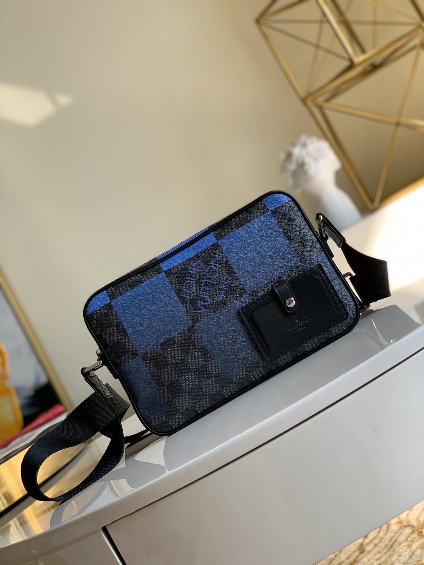 NO:396227,[Exclusive real photo N40408 blue] This Alpha postman bag enlarges the brand's classic Damier Graphite pattern, rendering it with gradient colors. The compact configuration allows personal items to be easily followed by comfortable shoulder straps and add a portable experience. Size 26.0 x 17.0 x 5.0 cm T.650, LV [original leather], louis vuitton, loro piana19860909【独家实拍N40408蓝色】本款 Alpha 邮差包放大演绎品牌经典 Damier Graphite 图案,为其渲染渐变色彩.紧凑构型令个人物品轻松随行,舒适肩带再添便携体验.尺寸26.0 x 17.0 x 5.0 厘米T.650,LV【原厂皮】,louis vuitton,loro piana,Bag