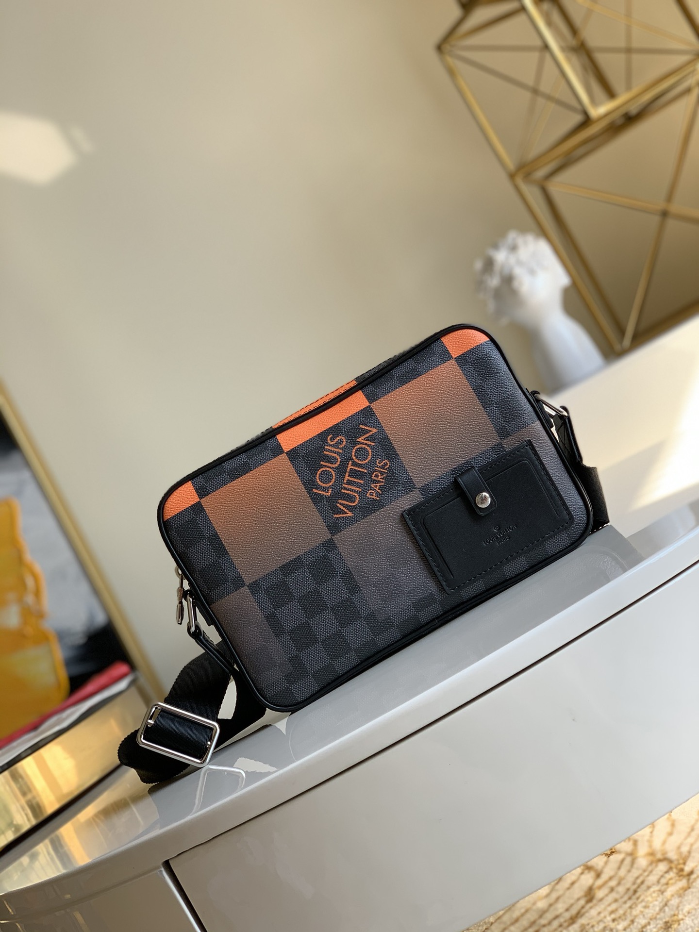 NO:396229,[Exclusive real photo of N40421 orange red] This Alpha postman bag enlarges the brand's classic Damier Graphite pattern, rendering it with gradient colors. The compact configuration allows personal items to be easily followed by comfortable shoulder straps and add a portable experience. Size 26.0 x 17.0 x 5.0 cm T.650, LV [original leather], louis vuitton, loro piana19860909【独家实拍N40421桔红】本款 Alpha 邮差包放大演绎品牌经典 Damier Graphite 图案,为其渲染渐变色彩.紧凑构型令个人物品轻松随行,舒适肩带再添便携体验.尺寸26.0 x 17.0 x 5.0 厘米T.650,LV【原厂皮】,louis vuitton,loro piana,Bag