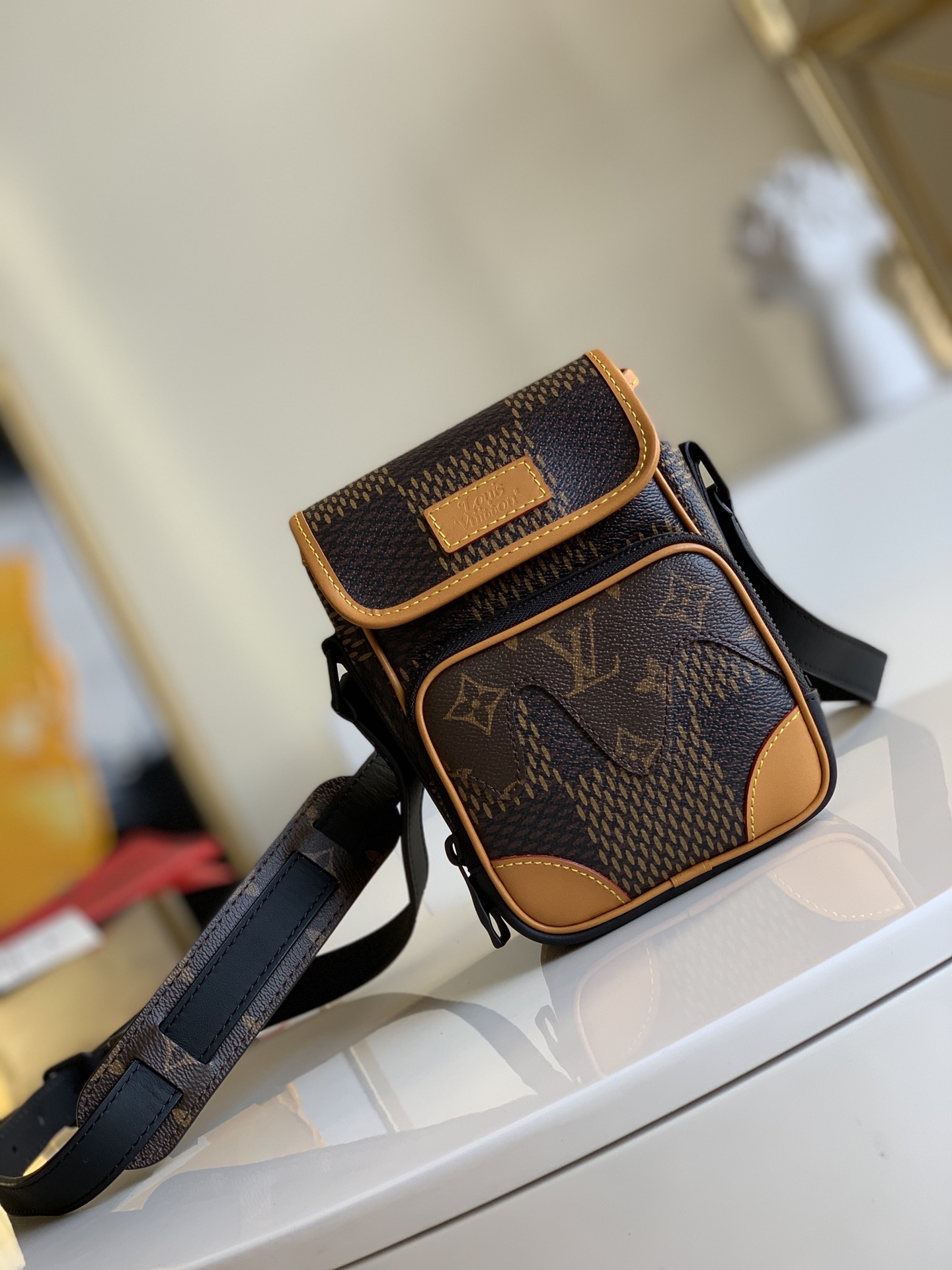 NO:396231,[Exclusive real-life M40357 with picture quality packaging] Camera bag, coin wallet, autumn and winter NiGo cooperation series AMAZONE camera bag, unique plaid with unique flavor, double-layer design and practical space, integrating leisure and business!  size 13×18×8 cm with picture quality packaging H.550,LV [original leather],louis vuitton,wallets19860909【独家实拍M40357配图片精品包装】相机包 零钱包 秋冬季 NiGo合作系列 AMAZONE相机包,独特的格纹别具一番风味,双层设计实用空间充实,集休闲、商务一体！size 13×18×8 cm 配图片精品包装 H.550,LV【原厂皮】,louis vuitton,wallets,Bag