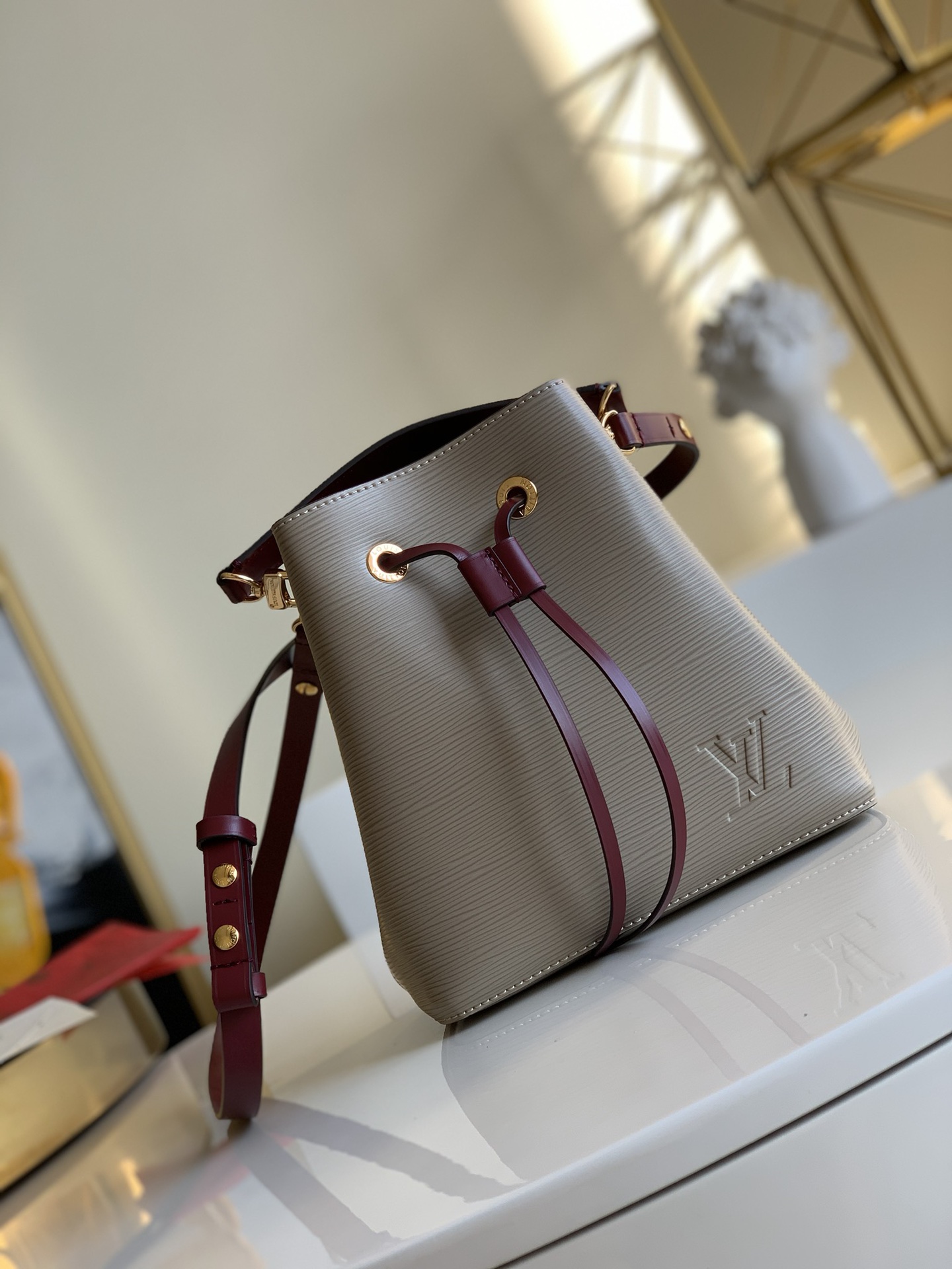 NO:396242,【Exclusive real shot M53610】 NéoNoé BB handbag follows Louis Vuitton's classic Noé bucket bag design, exquisite size exudes fresh vitality. Epi cowhide is textured and combines leather drawstrings and trim to create a contrast between appearance and touch. The top handle is removable, and the embossed shoulder straps are adjustable to create a portable and crossbody shape. 20.0x 20.0x 13.0 cm P.700, LV [original leather], louis vuitton, louis vuitton, cowhide19860909【独家实拍M53610】 NéoNoé BB 手袋沿袭路易威登经典的 Noé 水桶包设计,精巧尺寸散发清新活力.Epi 牛皮呈纹理质感,与皮革抽绳和饰边共同营造观感和触感的对比.顶部提手可拆卸,缀饰按扣的肩带可调节,打造手提和斜挎造型.20.0x 20.0x 13.0 cm P.700,LV【原厂皮】,louis vuitton,louis vuitton,cowhide,Bag
