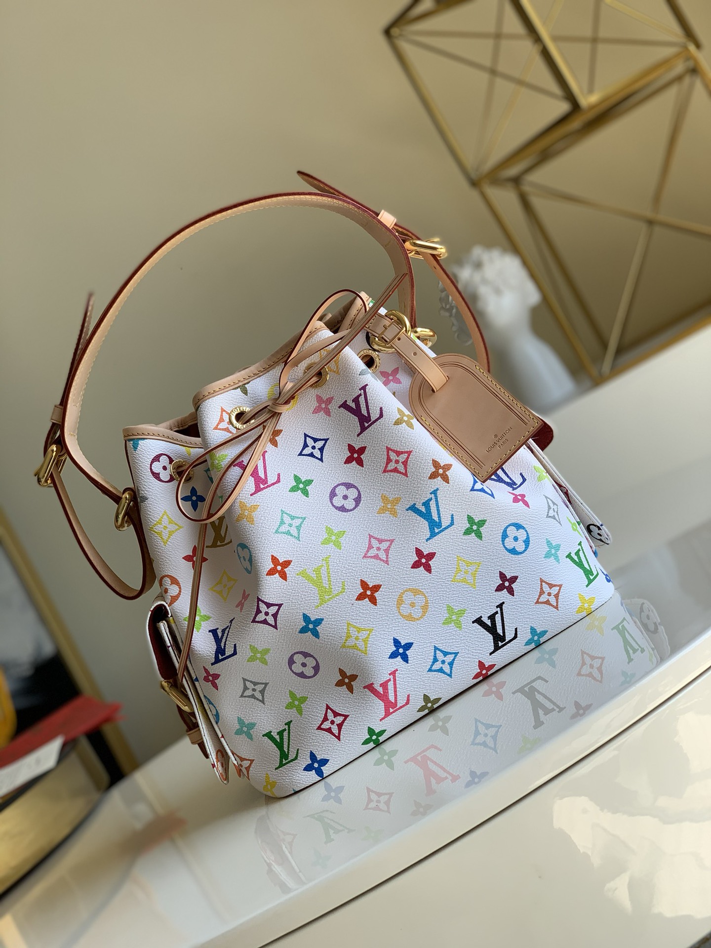 NO:396251,[Exclusive real photo M42229 white color] This rope handbag is made of Monogram Multicolore canvas designed by Takashi Murakami. It has a spacious space. It is one of the Noe series bags derived from champagne wine bags. The counter has been discontinued and is definitely not a common replica. The hardware is made of pure copper. Laser engraving and cutting. Thirty-three colors specially customized for fabrics. Imported color-changing tree lamb leather size 25X27X18CM G.,LV [original leather],louis vuitton19860909【独家实拍M42229白彩】这款束绳手袋以村上隆设计的Monogram Multicolore帆布制造 空间宽敞 是源于香槟酒袋的Noe系列袋款之一 专柜已停产 绝非普通复刻 五金采用纯铜材质 激光雕刻切割 面料专门定制的三十三个颜色 进口变色树羔皮 size 25X27X18CM G.,LV【原厂皮】,louis vuitton,Bag