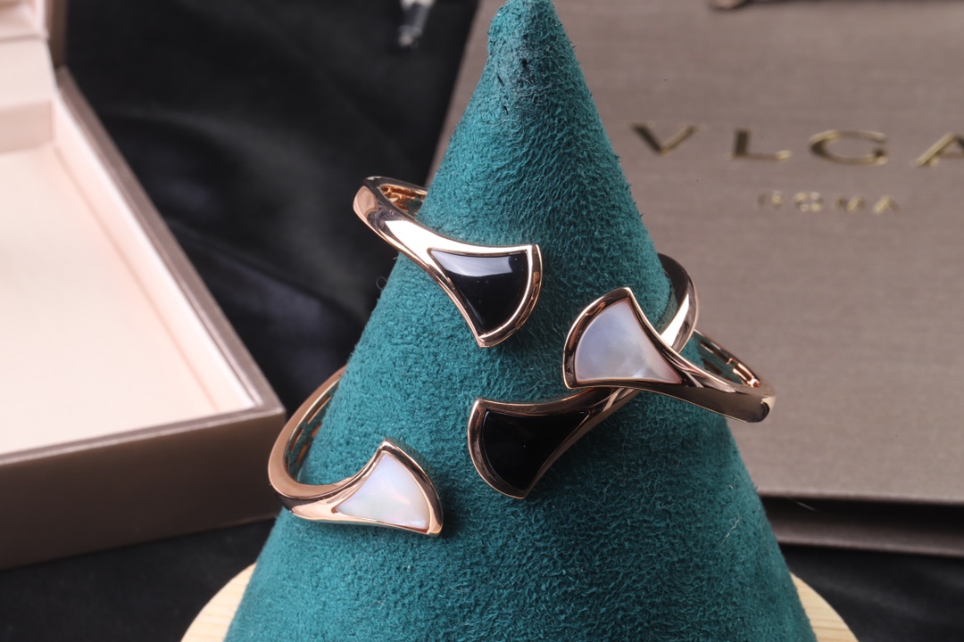 Bvlgari 黑白扇形手镯～弹簧开口设计 BVLGARI宝格丽扇形手镯 宝格丽珠宝diva系列小裙子 手镯 创意扇子设计搭配锆石 优雅而亲切 ～彰显出女性魅力的本质和精髓 亚金材质保色