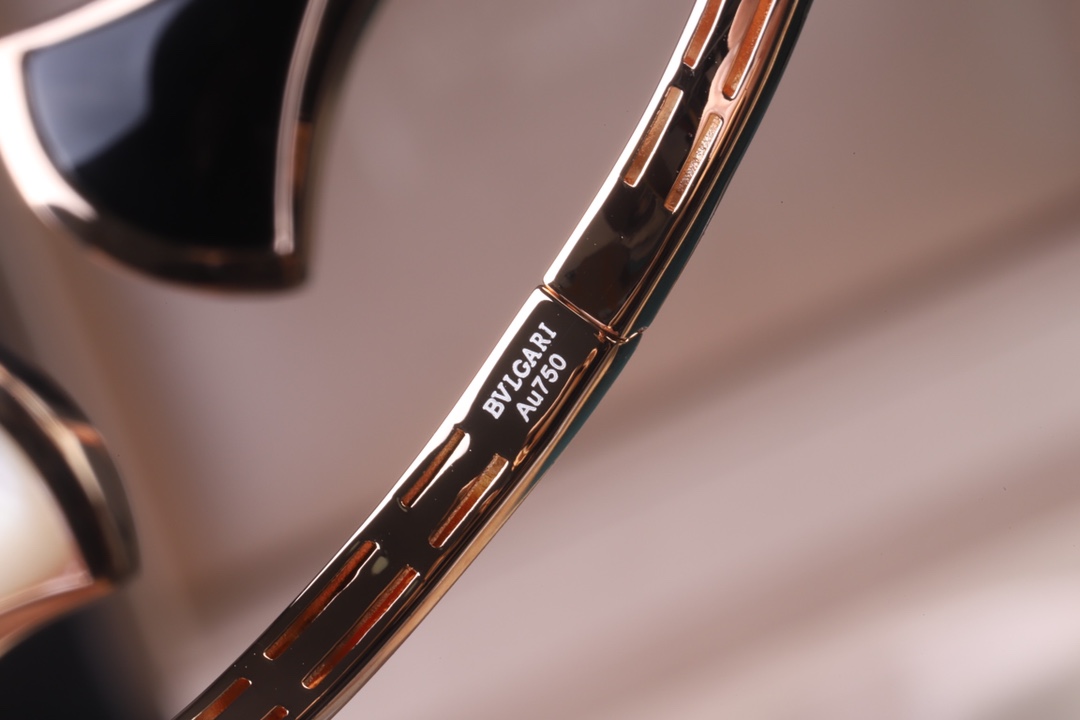 Bvlgari 黑白扇形手镯～弹簧开口设计 BVLGARI宝格丽扇形手镯 宝格丽珠宝diva系列小裙子 手镯 创意扇子设计搭配锆石 优雅而亲切 ～彰显出女性魅力的本质和精髓 亚金材质保色