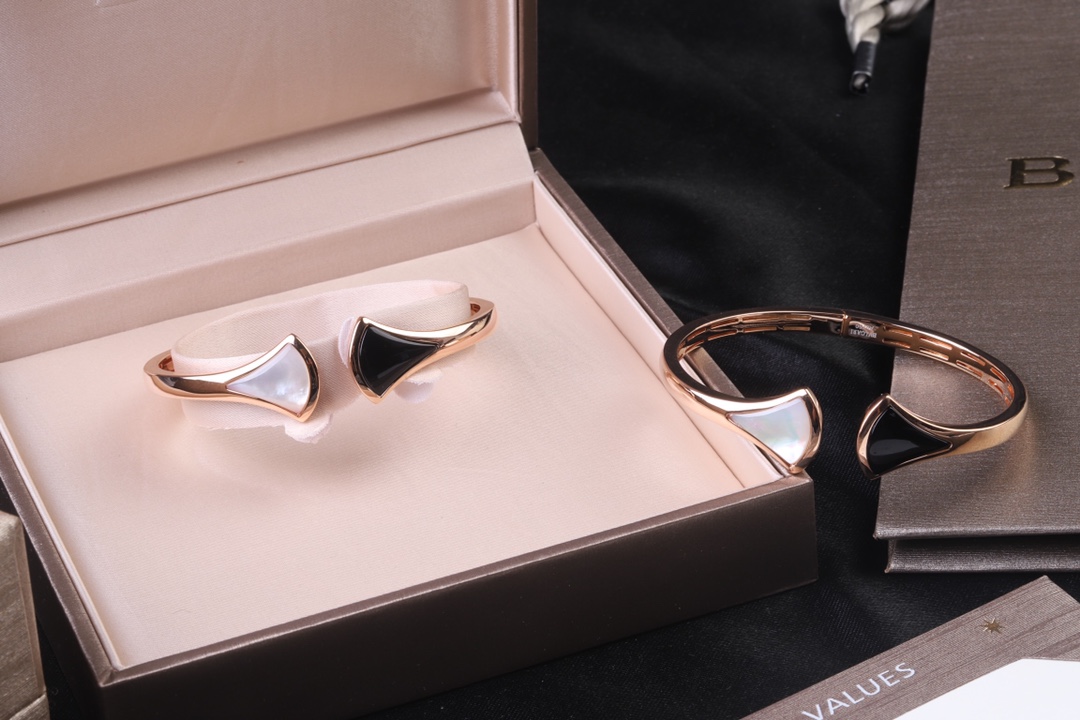 Bvlgari 黑白扇形手镯～弹簧开口设计 BVLGARI宝格丽扇形手镯 宝格丽珠宝diva系列小裙子 手镯 创意扇子设计搭配锆石 优雅而亲切 ～彰显出女性魅力的本质和精髓 亚金材质保色
