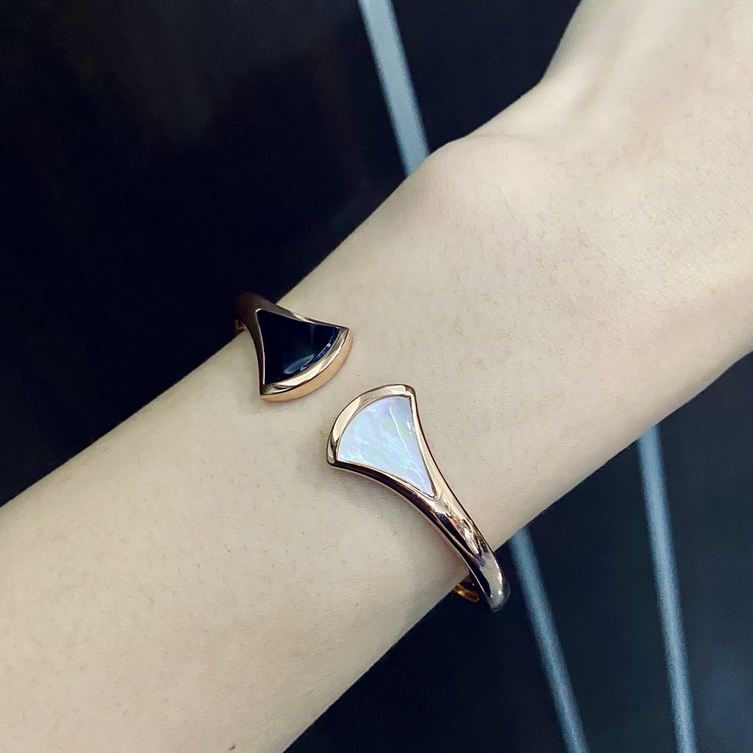 Bvlgari 黑白扇形手镯～弹簧开口设计 BVLGARI宝格丽扇形手镯 宝格丽珠宝diva系列小裙子 手镯 创意扇子设计搭配锆石 优雅而亲切 ～彰显出女性魅力的本质和精髓 亚金材质保色