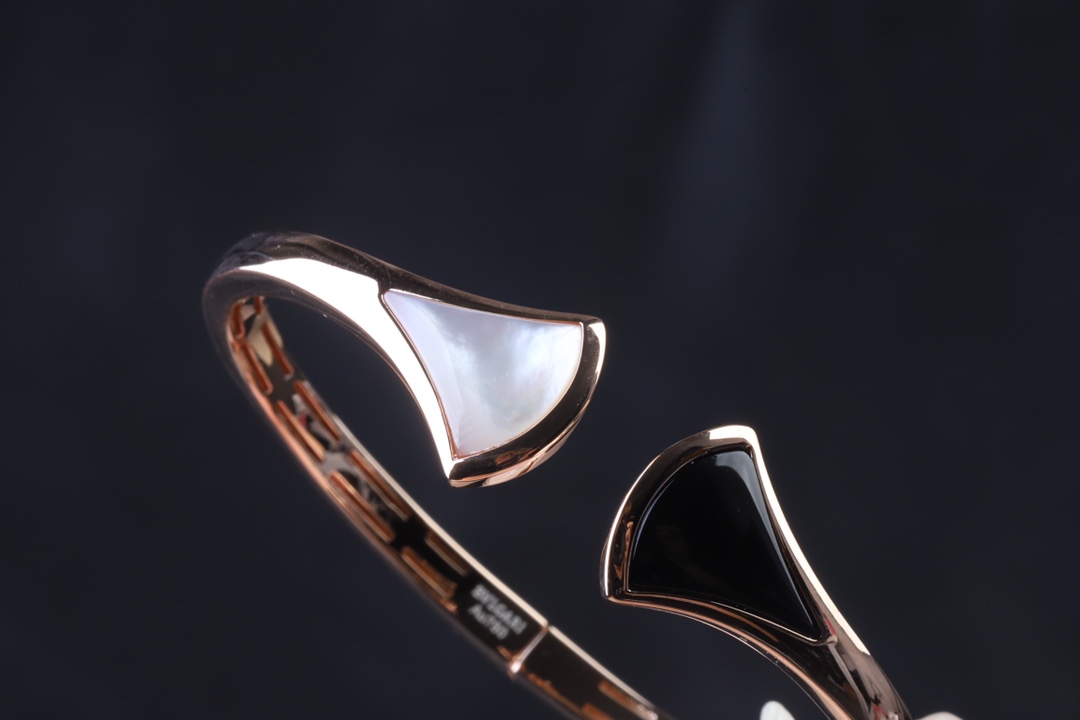 Bvlgari 黑白扇形手镯～弹簧开口设计 BVLGARI宝格丽扇形手镯 宝格丽珠宝diva系列小裙子 手镯 创意扇子设计搭配锆石 优雅而亲切 ～彰显出女性魅力的本质和精髓 亚金材质保色