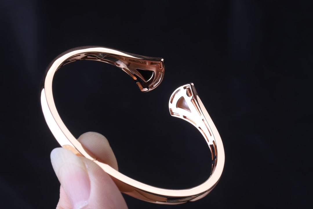 Bvlgari 黑白扇形手镯～弹簧开口设计 BVLGARI宝格丽扇形手镯 宝格丽珠宝diva系列小裙子 手镯 创意扇子设计搭配锆石 优雅而亲切 ～彰显出女性魅力的本质和精髓 亚金材质保色