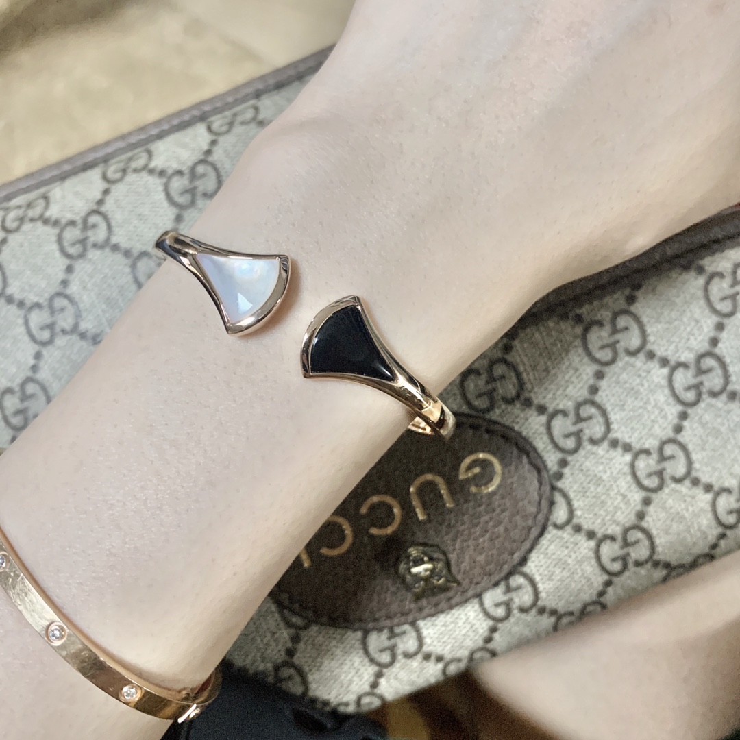 Bvlgari 黑白扇形手镯～弹簧开口设计 BVLGARI宝格丽扇形手镯 宝格丽珠宝diva系列小裙子 手镯 创意扇子设计搭配锆石 优雅而亲切 ～彰显出女性魅力的本质和精髓 亚金材质保色