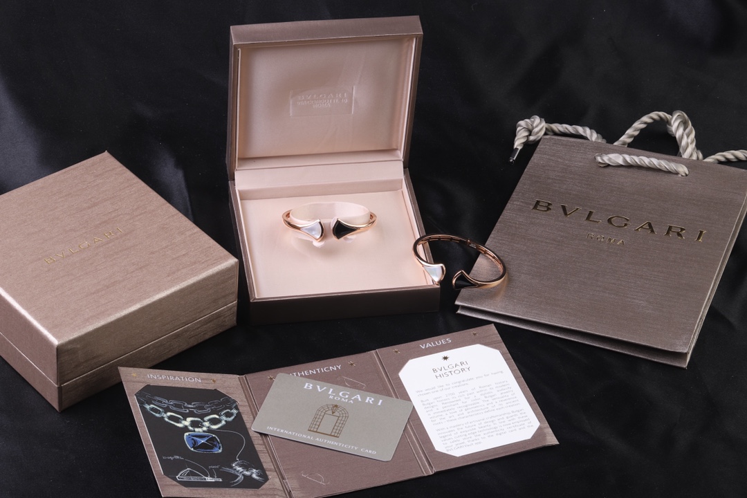 Bvlgari 黑白扇形手镯～弹簧开口设计 BVLGARI宝格丽扇形手镯 宝格丽珠宝diva系列小裙子 手镯 创意扇子设计搭配锆石 优雅而亲切 ～彰显出女性魅力的本质和精髓 亚金材质保色