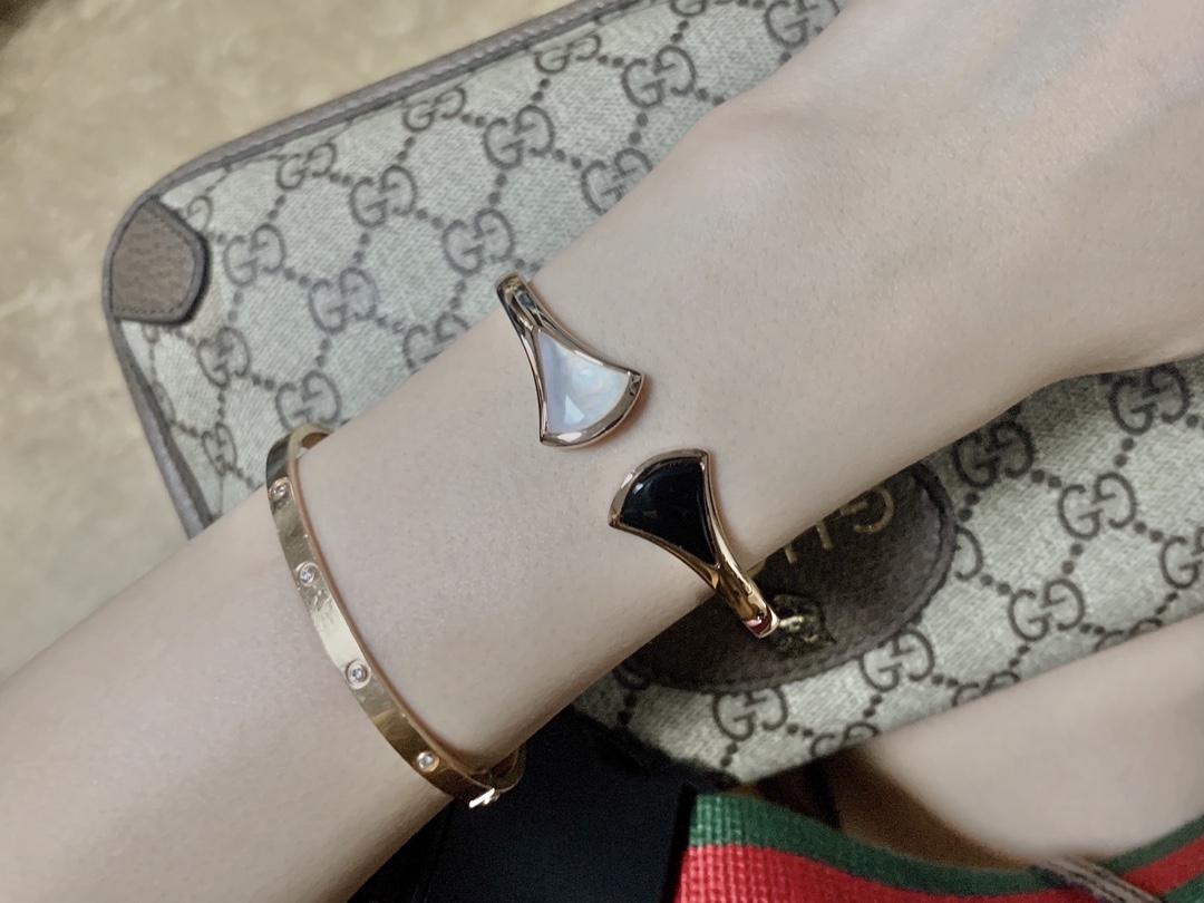Bvlgari 黑白扇形手镯～弹簧开口设计 BVLGARI宝格丽扇形手镯 宝格丽珠宝diva系列小裙子 手镯 创意扇子设计搭配锆石 优雅而亲切 ～彰显出女性魅力的本质和精髓 亚金材质保色