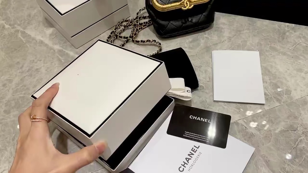 Chanel 集所有 CHANEL 元素于一体的 CODE COCO腕表