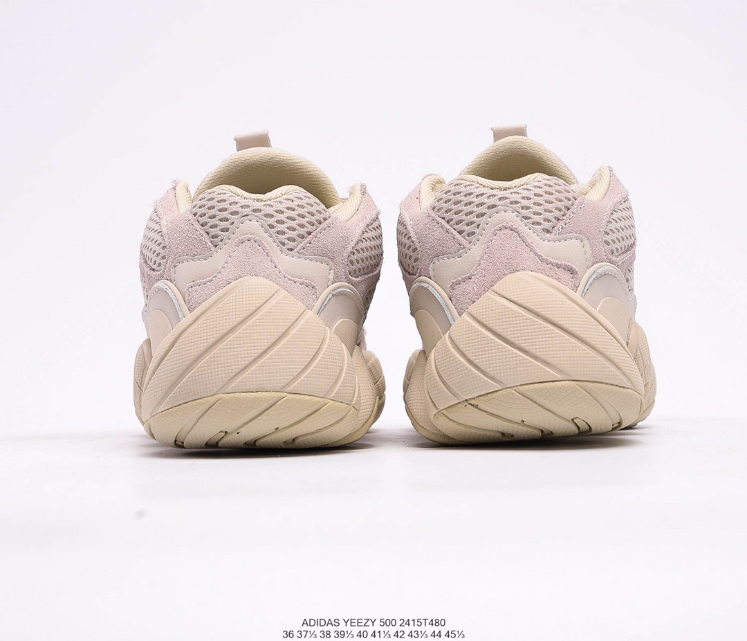 💰260
阿迪达斯Adidas 椰子500 侃爷同款 YEEZY  Desert Rat 500 复古缓震老爹鞋。鞋面采用皮革、麂皮和网眼三种材质打造
编码：2415T480