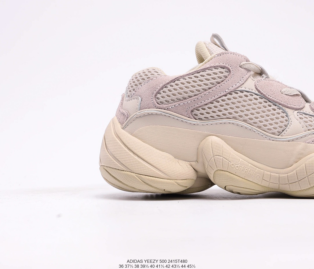 💰260
阿迪达斯Adidas 椰子500 侃爷同款 YEEZY  Desert Rat 500 复古缓震老爹鞋。鞋面采用皮革、麂皮和网眼三种材质打造
编码：2415T480