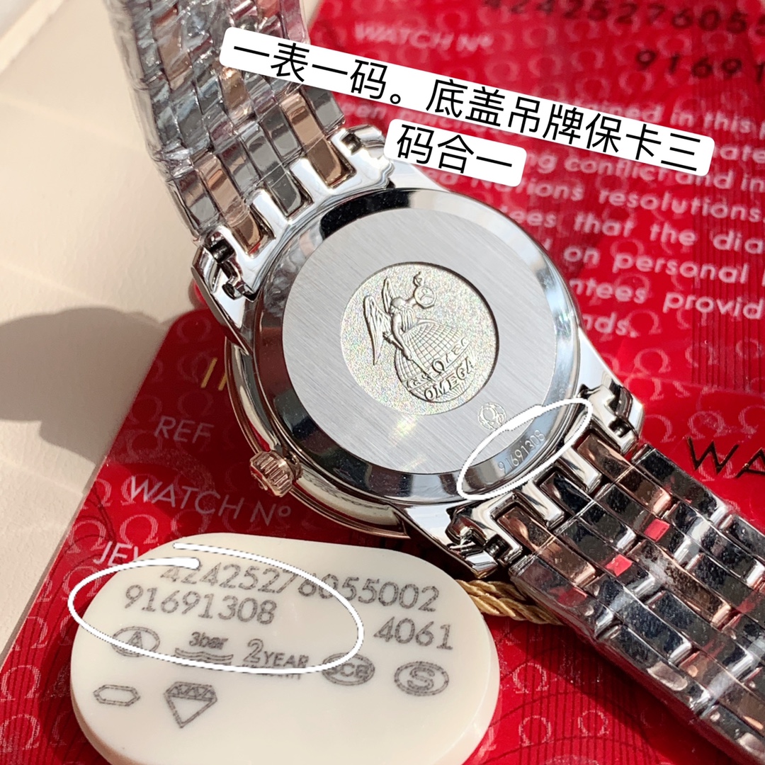 批:2350。新款独家首发！
OMEGA欧米茄碟飞 典雅系列以其经典优雅的设计，吸引了众多忠实支持者。此系列表款风格简约，外观雅致华美，彰显着引人瞩目的隽永美感。外圈镶嵌60颗vs1.1天然钻石➕内镶钻8颗vs1.2天然真钻。原装欧米茄1376机芯 表盘27.4mm尺寸。表盘内采用白色珍珠母贝同心圆表盘。
3、6、9及12时位置饰有钻石小时刻度及罗马数字小时刻度。耐磨损蓝宝石玻璃表镜为此耀目表盘提供周全保护。精钢表壳圈，搭配精钢表链。每一支钻表都配有中国GTC权威认证机构出具的证书，确保每一颗都是真材实料真钻石，每一张证书的检测编号都是唯一编号，一一对应，绝无重复，机构官方网站扫一扫查阅❗ 咱们这个价格就算买个钻石都值了！配专柜全套包装出货