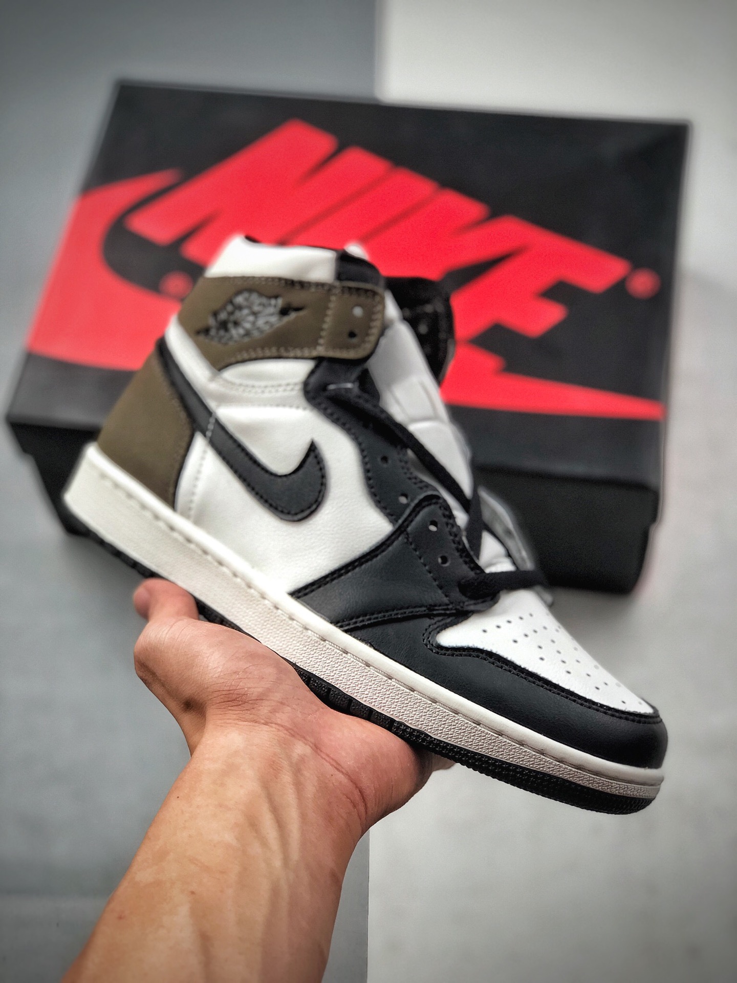 Air Jordan 1 RETRO HIGH OG "Black Mocha" AJ1 high top versatile cultural sneaker. Item No.: 555088-105 Size: 36 36.5 37…