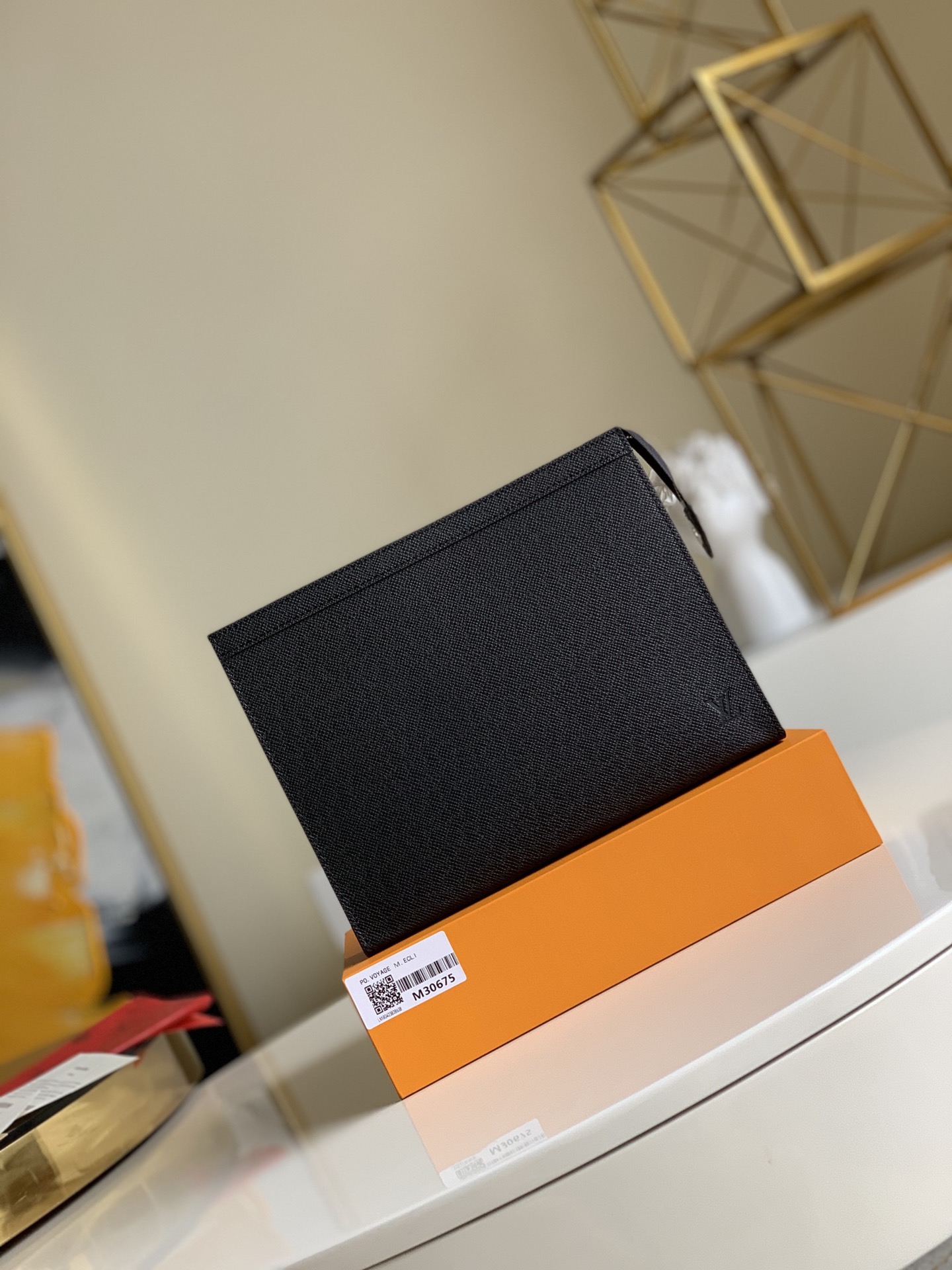 NO:396226,【Exclusive real photo M30675】This small and stylish Pochette Voyage medium handbag is made of Taiga leather material, with various functions, and can be placed in the bag as a travel bag or held in the hand to show a fashionable style. The spacious interior space plus the support plate design makes it easy to access private essentials. 27.0 x 21.0 x 5.0 cm (Length x Height x Width) - Taiga leather - Fabric lining - Cowhide trim - Silver metal accessories - Zipper closure system - 1 internal patch pocket - 6 credit card slots Latest packaging H. .,LV [Original leather],louis vuitton,cowhide19860909【独家实拍M30675】此款小巧而时髦的Pochette Voyage中号手袋采用Taiga皮革材质,功能多样,既可作为旅行袋放于包中,亦可持于手中,展现时尚风格.宽敞的包内空间加上撑板设计,方便取用私人必备品.27.0 x 21.0 x 5.0 cm (长 x 高 x 宽) - Taiga 皮革- 织物内衬- 牛皮饰边- 银色金属配件- 拉链闭合系统- 1个内部贴袋- 6个信用卡槽 最新包装 H. .,LV【原厂皮】,louis vuitton,cowhide,Bag