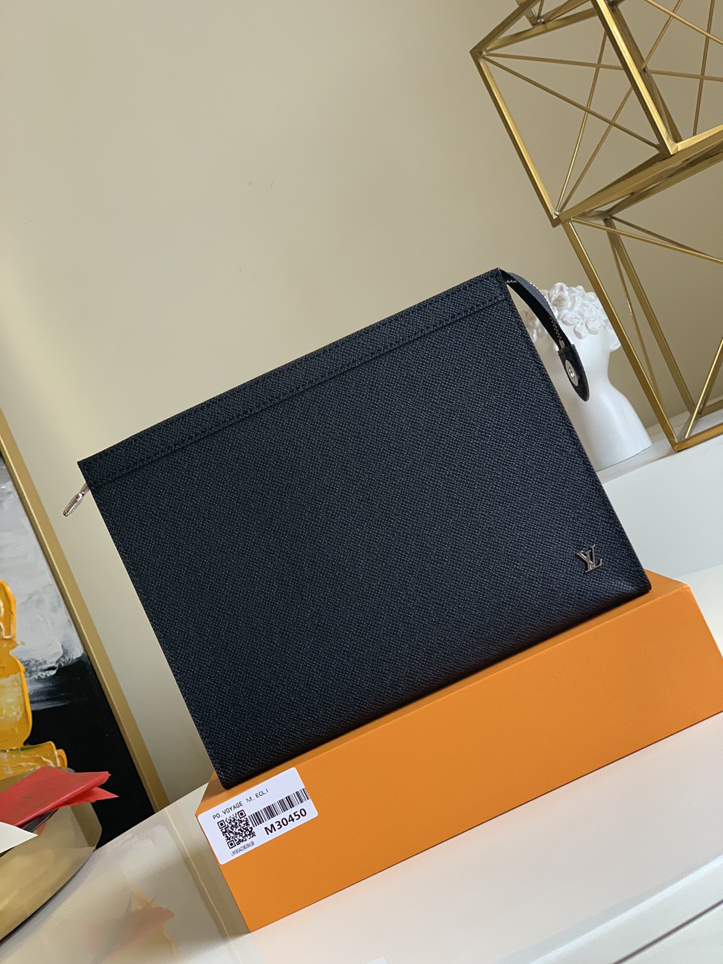 NO:396228,【Exclusive real photo M30450】This small and stylish Pochette Voyage medium handbag is made of Taiga leather material, with various functions, and can be placed in the bag as a travel bag or held in the hand to show a fashionable style. The spacious interior space and support panel design make it easy to access private essentials. 27.0 x 21.0 x 5.0 cm (Length x Height x Width) - Taiga leather - Fabric lining - Cowhide trim - Silver metal accessories - Zipper closure system - 1 internal patch pocket - 6 credit card slots Latest packaging H. .,LV [Original leather],louis vuitton,cowhide19860909【独家实拍M30450】此款小巧而时髦的Pochette Voyage中号手袋采用Taiga皮革材质,功能多样,既可作为旅行袋放于包中,亦可持于手中,展现时尚风格.宽敞的包内空间加上撑板设计,方便取用私人必备品.27.0 x 21.0 x 5.0 cm (长 x 高 x 宽) - Taiga 皮革- 织物内衬- 牛皮饰边- 银色金属配件- 拉链闭合系统- 1个内部贴袋- 6个信用卡槽 最新包装 H. .,LV【原厂皮】,louis vuitton,cowhide,Bag