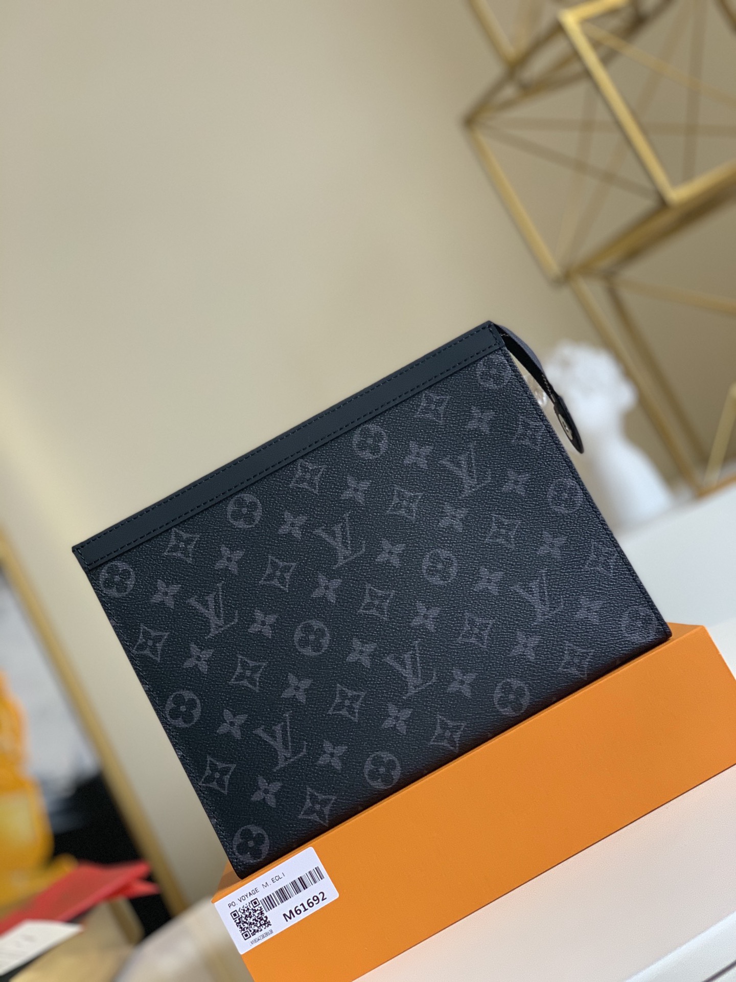 NO:396230,【Exclusive real photo M61692】POCHETTE VOYAGE medium-sized handbag and canvas cut, this new Pochette Voyage medium-sized handbag with tough style can easily store personal essential items. 26.0 x 20.0 x 5.0 cm (Length x Height x Width) - Monogram Eclipse canvas - Cowhide/fabric lining - Silver metal accessories - Zipper closure system - 1 internal patch pocket - 6 credit card slots New packaging H., LV [original leather], louis vuitton, cowhide19860909【独家实拍M61692】POCHETTE VOYAGE 中号手袋、帆布裁制而成,此款风格硬朗的全新Pochette Voyage中号手袋可轻松收纳个人必备物品.26.0 x 20.0 x 5.0 cm (长 x 高 x 宽) - Monogram Eclipse帆布- 牛皮/织物内衬- 银色金属配件- 拉链闭合系统- 1个内部贴袋- 6个信用卡槽 新包装H.,LV【原厂皮】,louis vuitton,cowhide,Bag