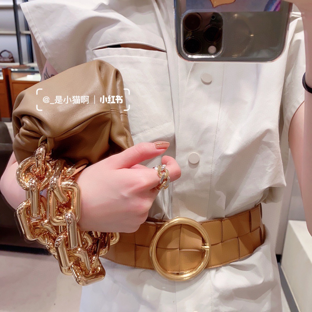 Bottega Veneta 𝙏𝙃𝙀 𝘾𝙃𝘼𝙄𝙉 𝙋𝙊𝙐𝘾𝙃 31CM BAG 620230焦糖色/金链