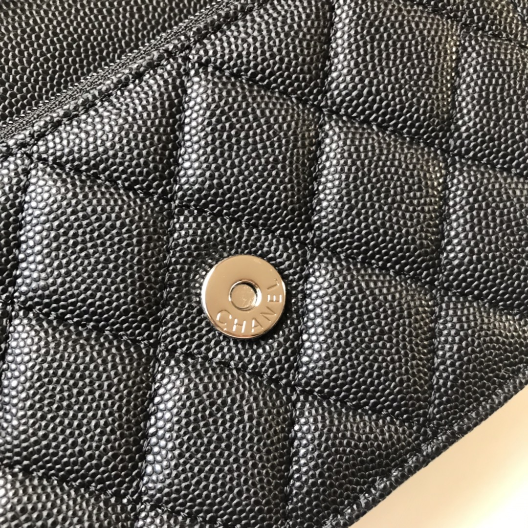 Chanel 20款mini 采用兹扣五金方便