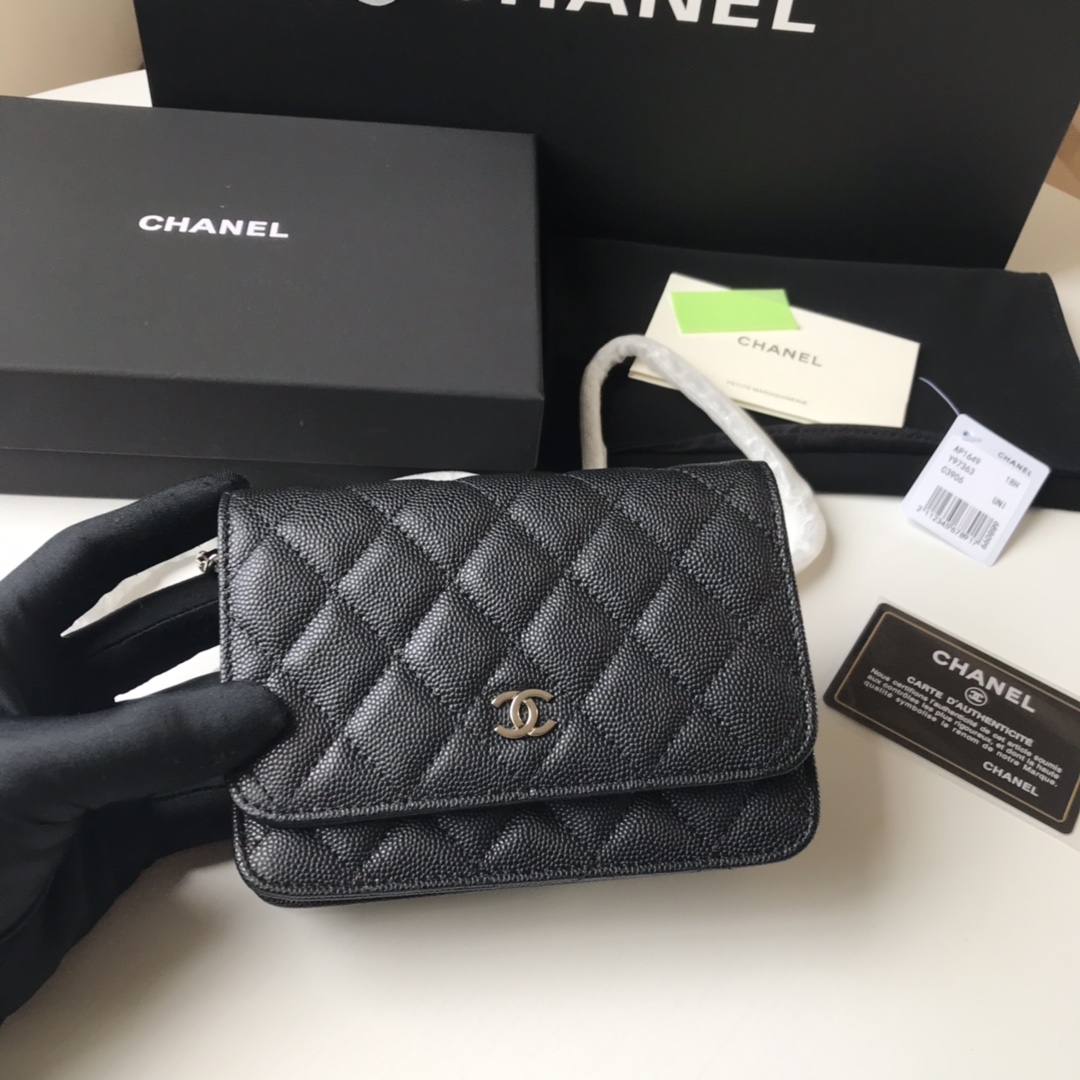 Chanel 20款mini 采用兹扣五金方便