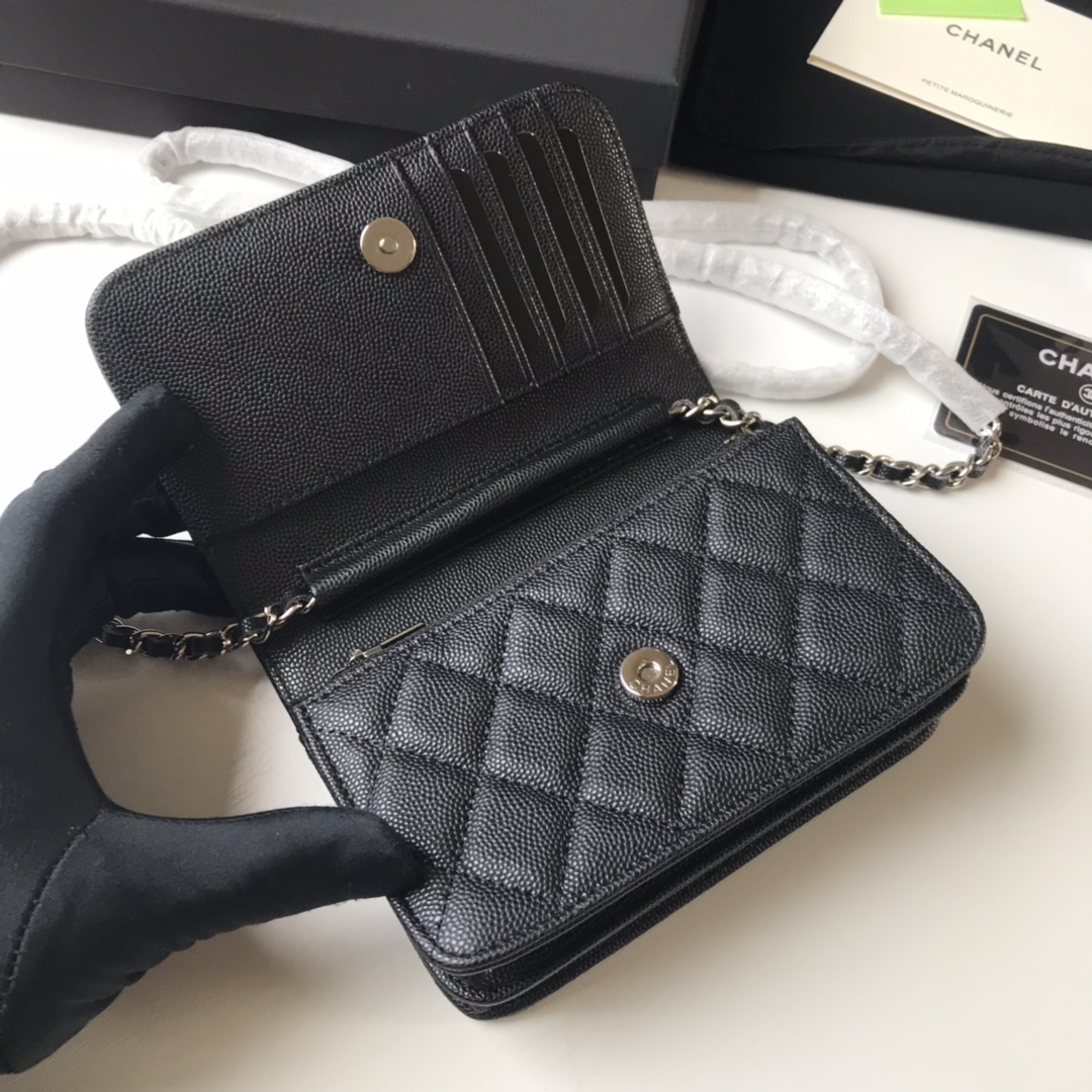 Chanel 20款mini 采用兹扣五金方便