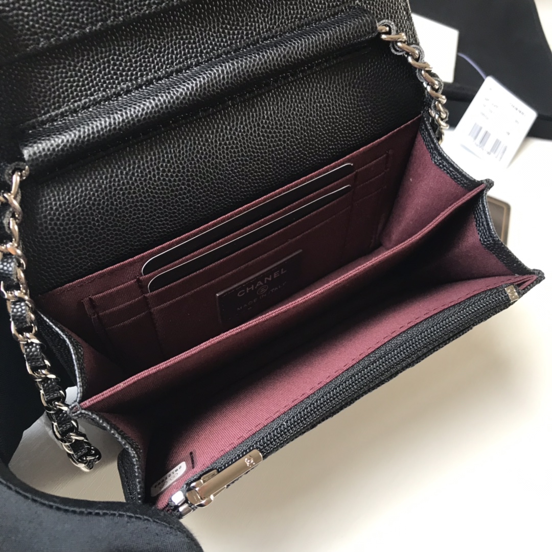 Chanel 20款mini 采用兹扣五金方便