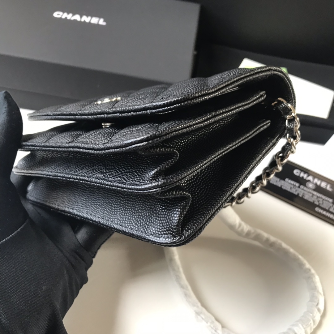 Chanel 20款mini 采用兹扣五金方便