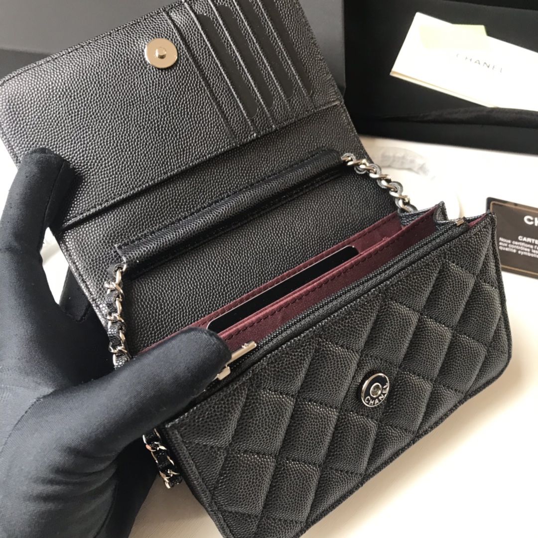 Chanel 20款mini 采用兹扣五金方便