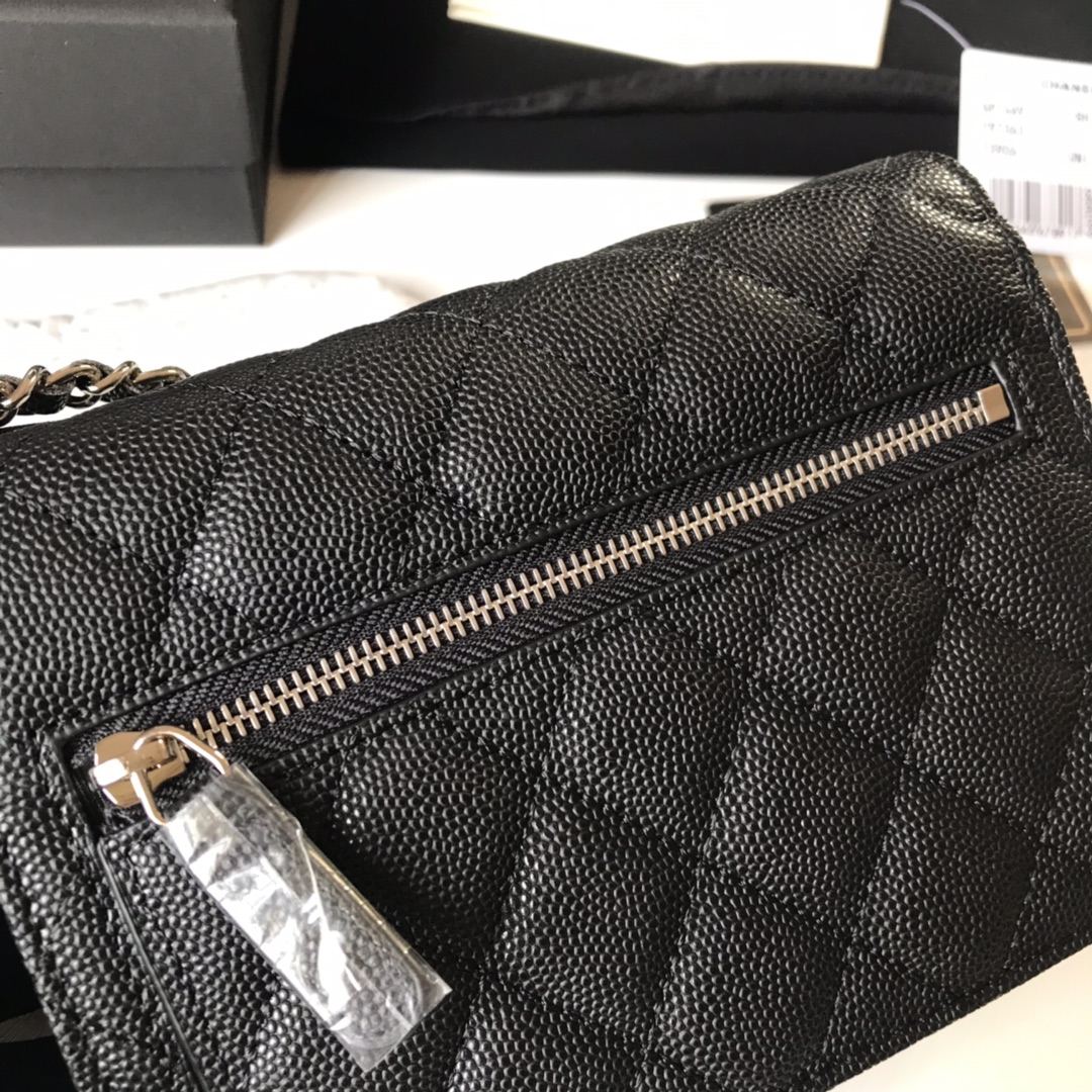Chanel 20款mini 采用兹扣五金方便