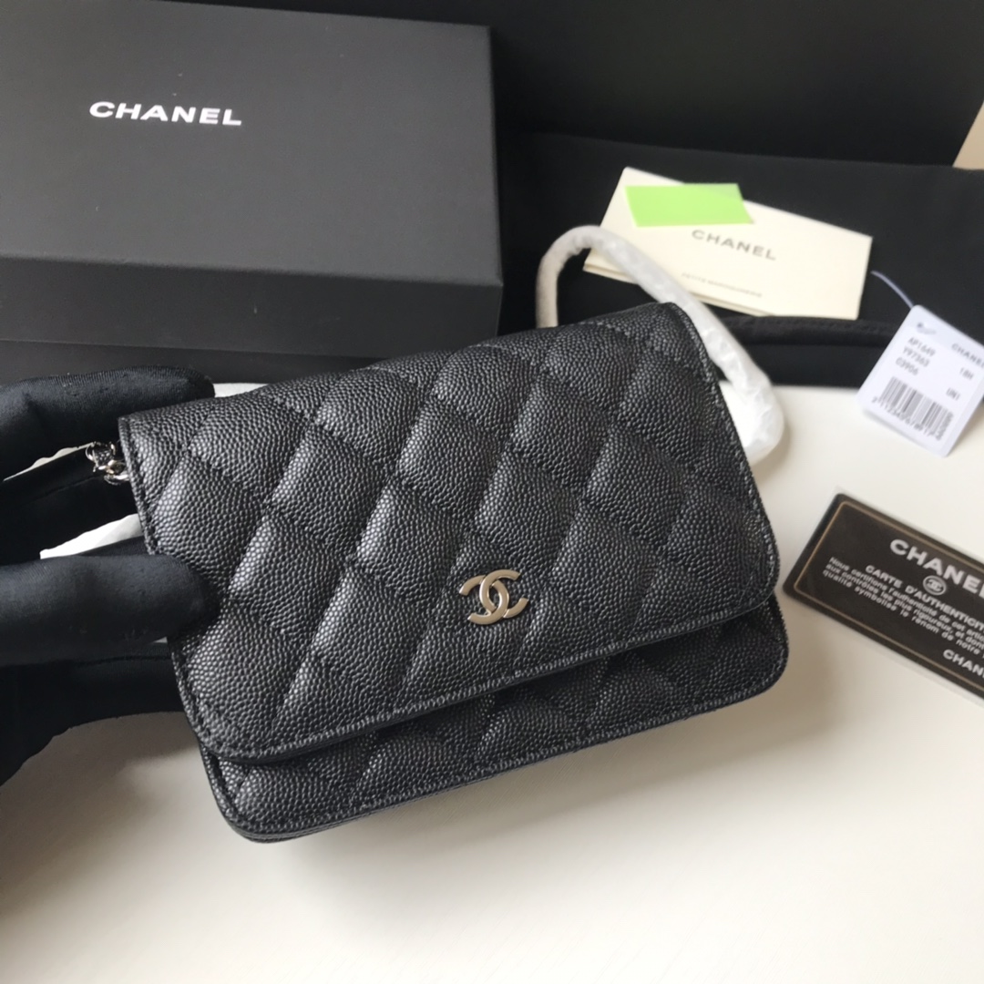 Chanel 20款mini 采用兹扣五金方便