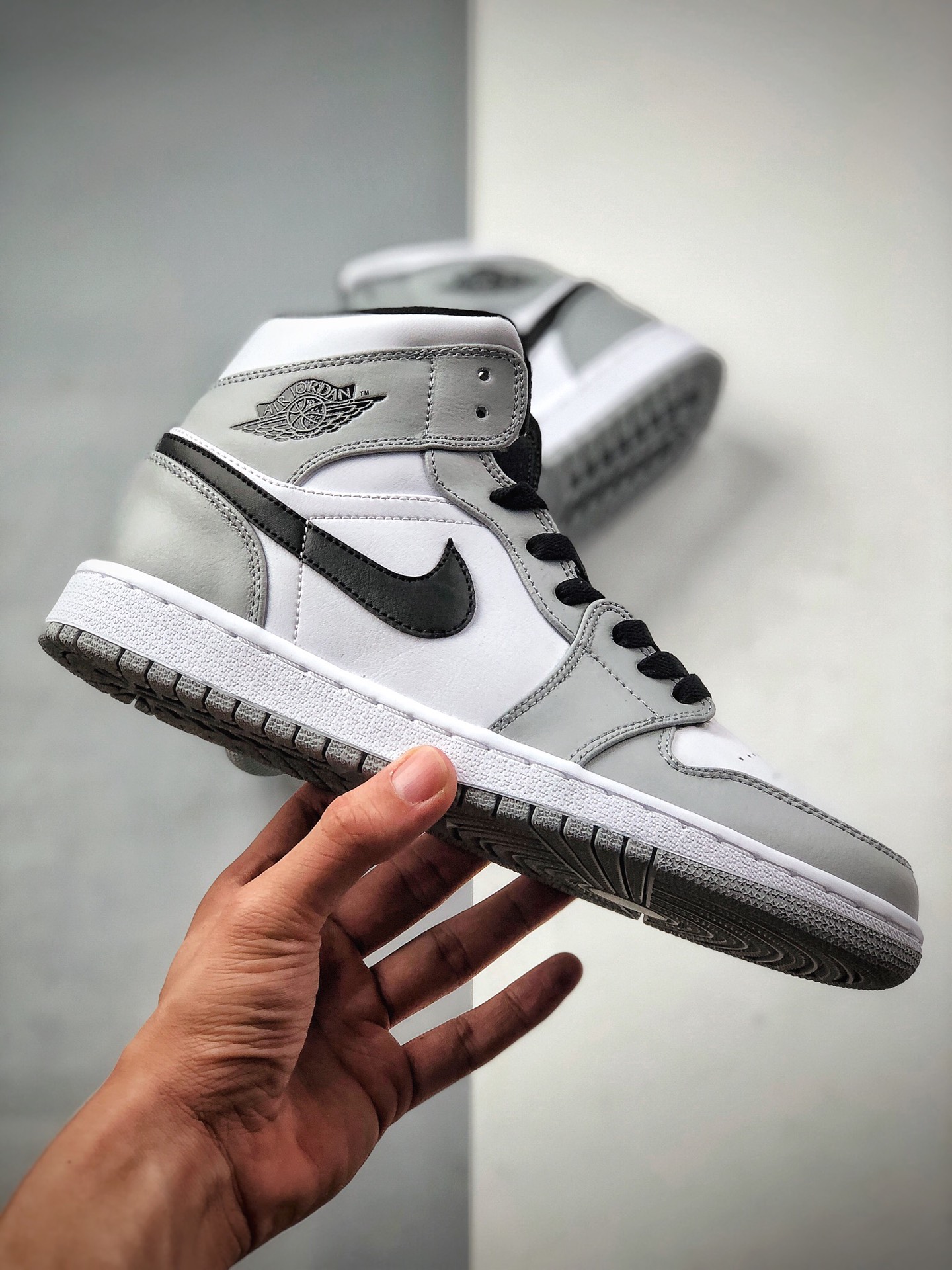 260 Air Jordan 1 Retro Mid ”Light Smoke Grey” 554724-092