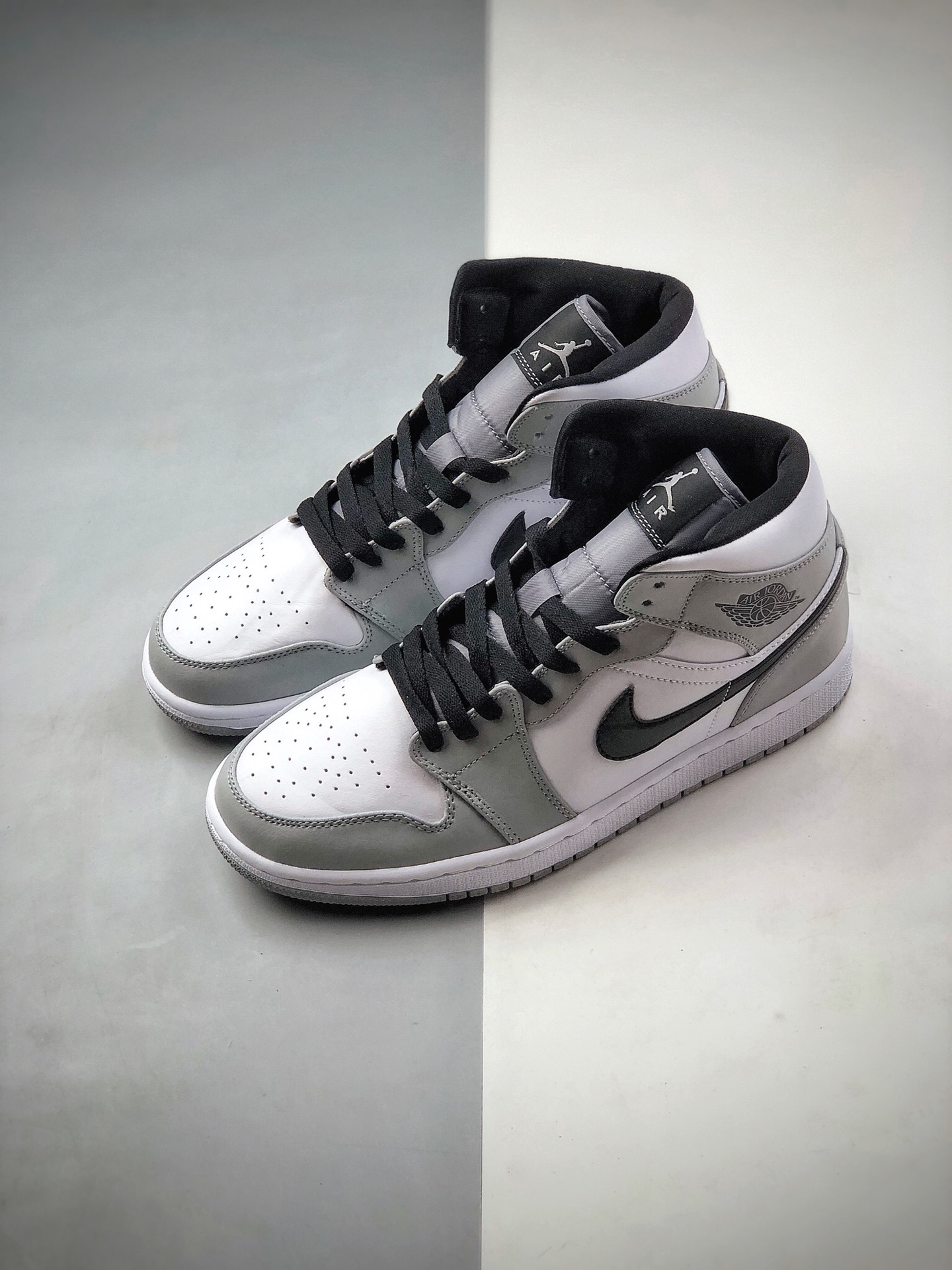 260 Air Jordan 1 Retro Mid ”Light Smoke Grey” 554724-092